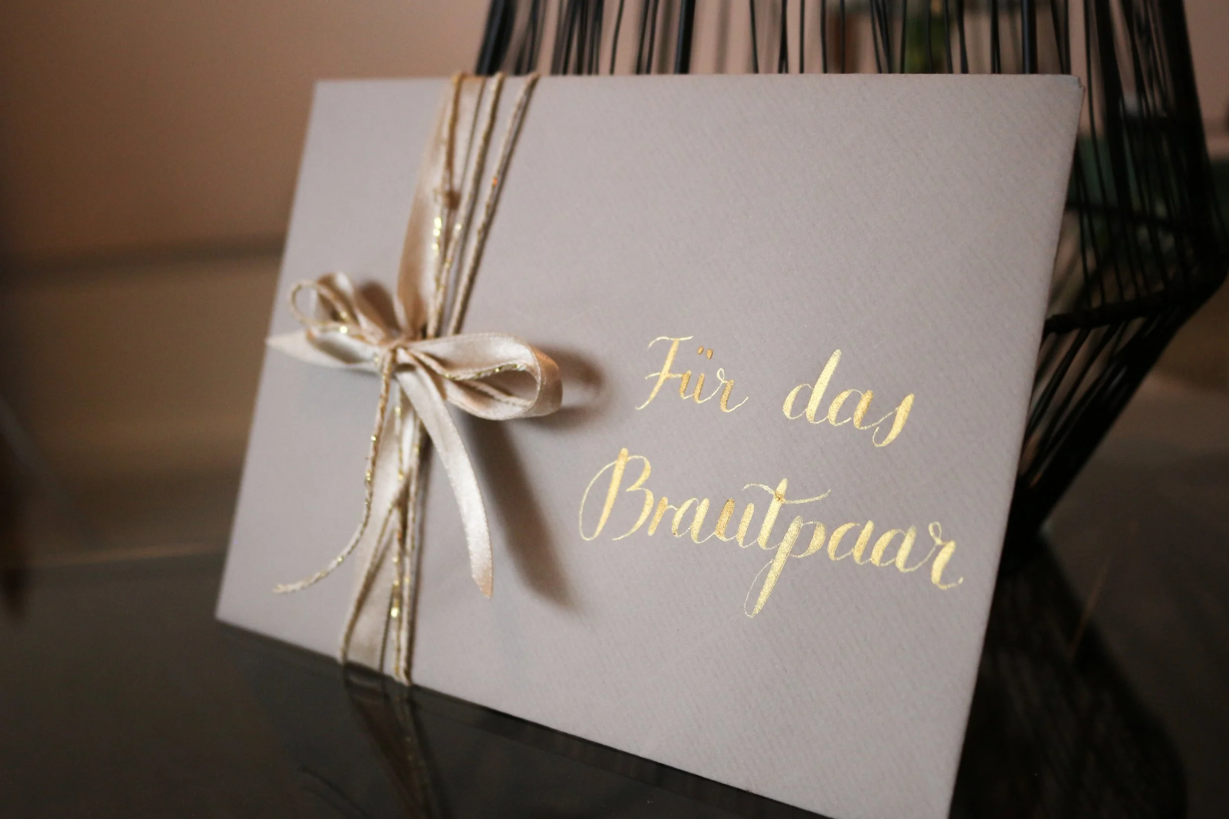 Geschenk mit Kalligraphie Details