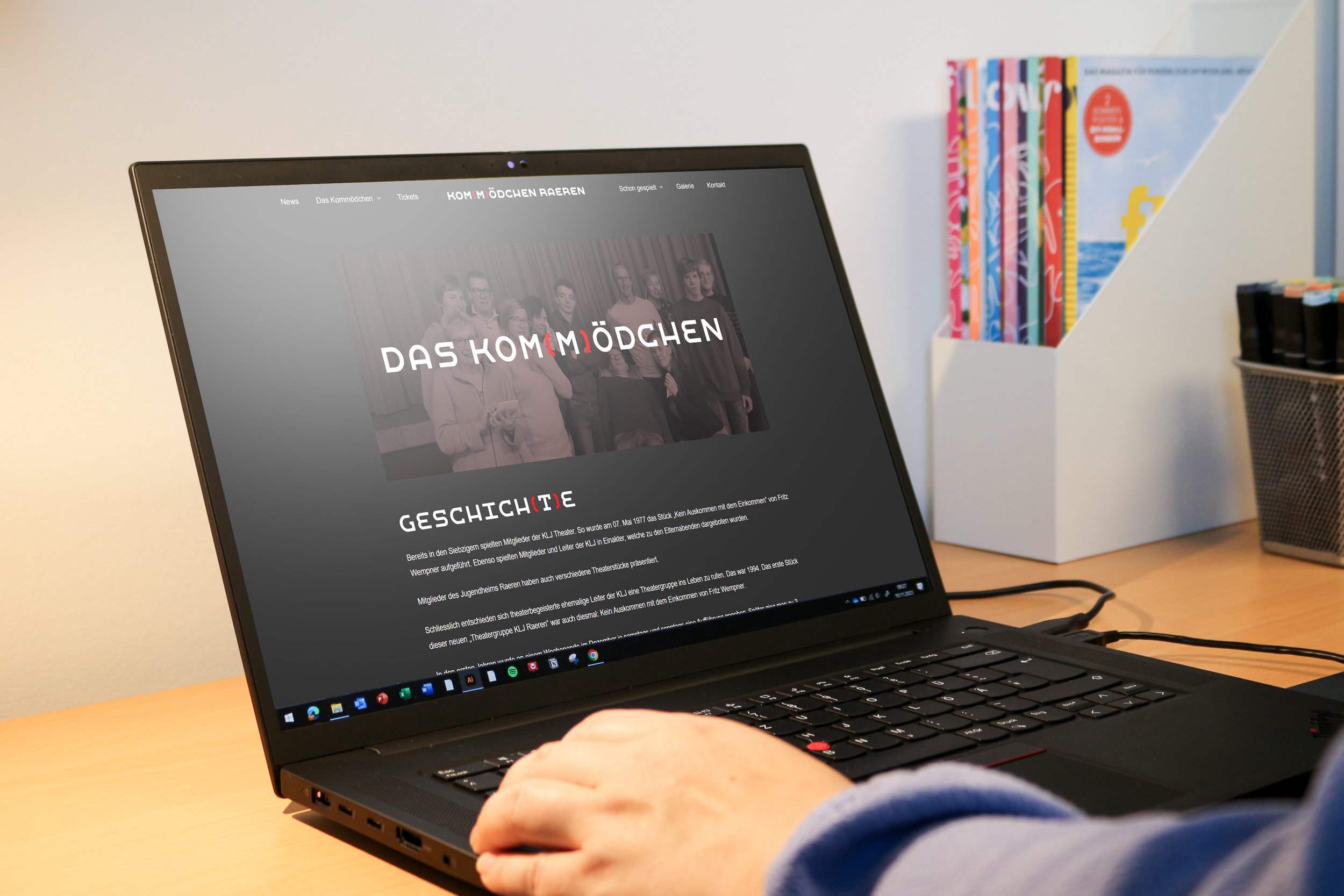 Laptop auf einem Schreibtisch mit einem Mockup für das Projekt Kommödchen, das ein modernes und kreatives Design darstellt.