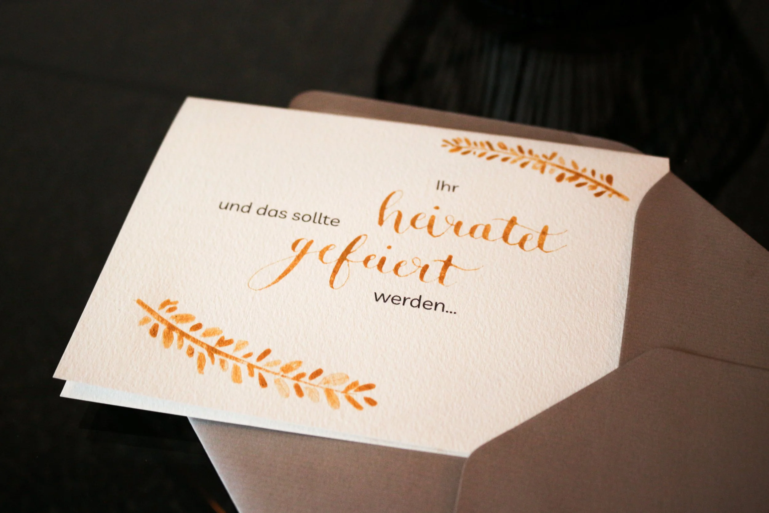 Briefumschlag mit eleganter Kalligrafie, die stilvolle und individuelle Handschriftkunst präsentiert.