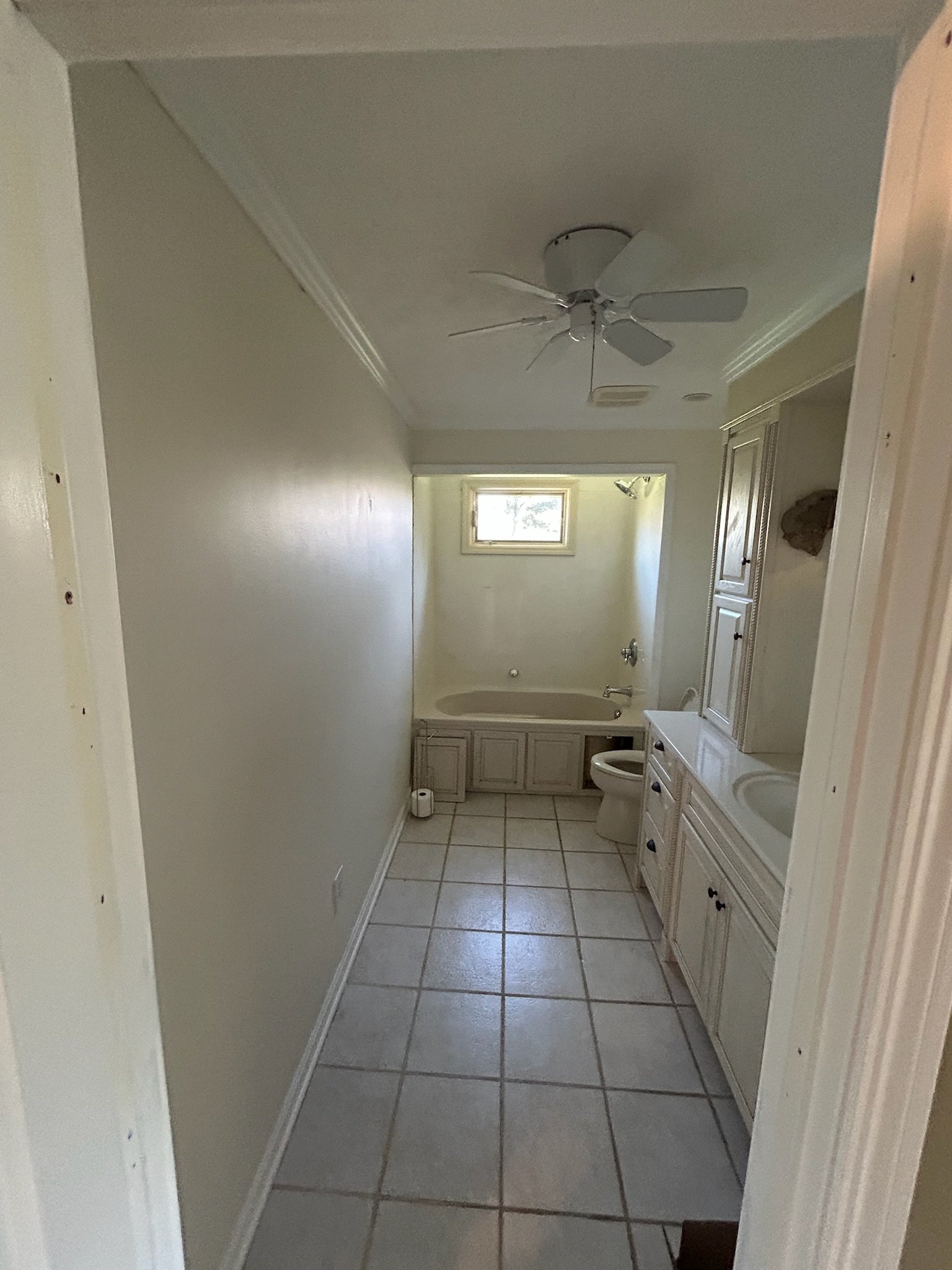 GUEST BATHROOM BEFORE 