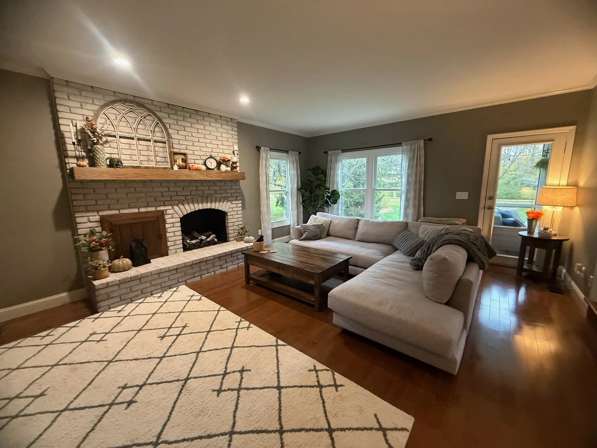 FAMILY ROOM - BEFORE