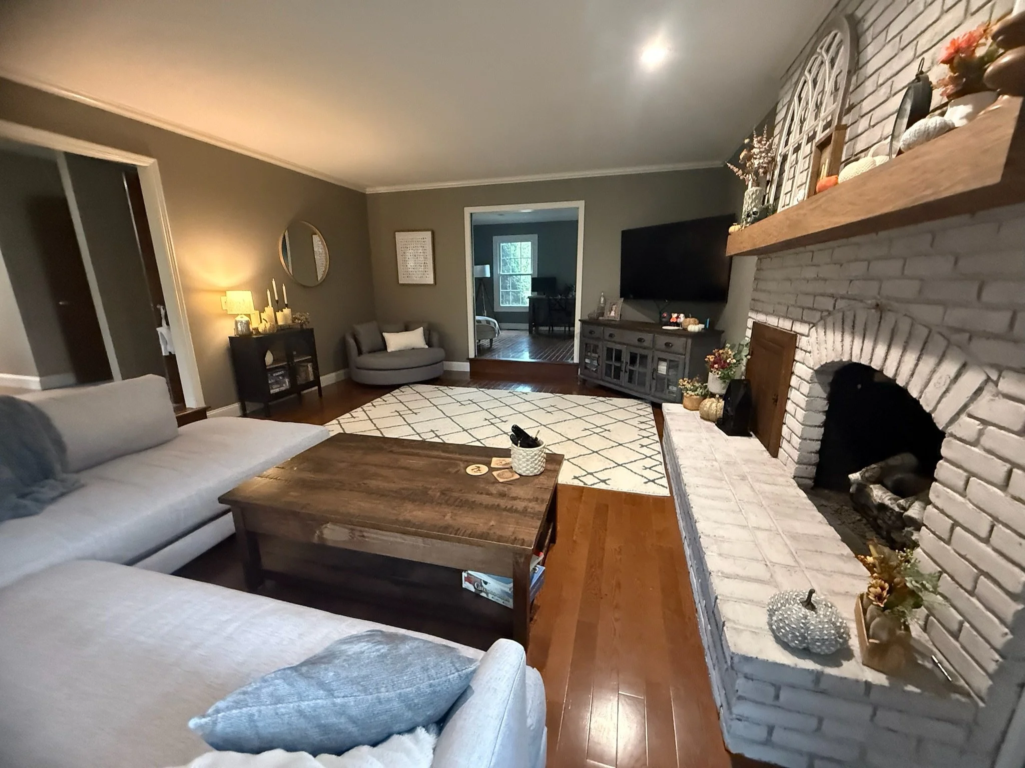 FAMILY ROOM - BEFORE