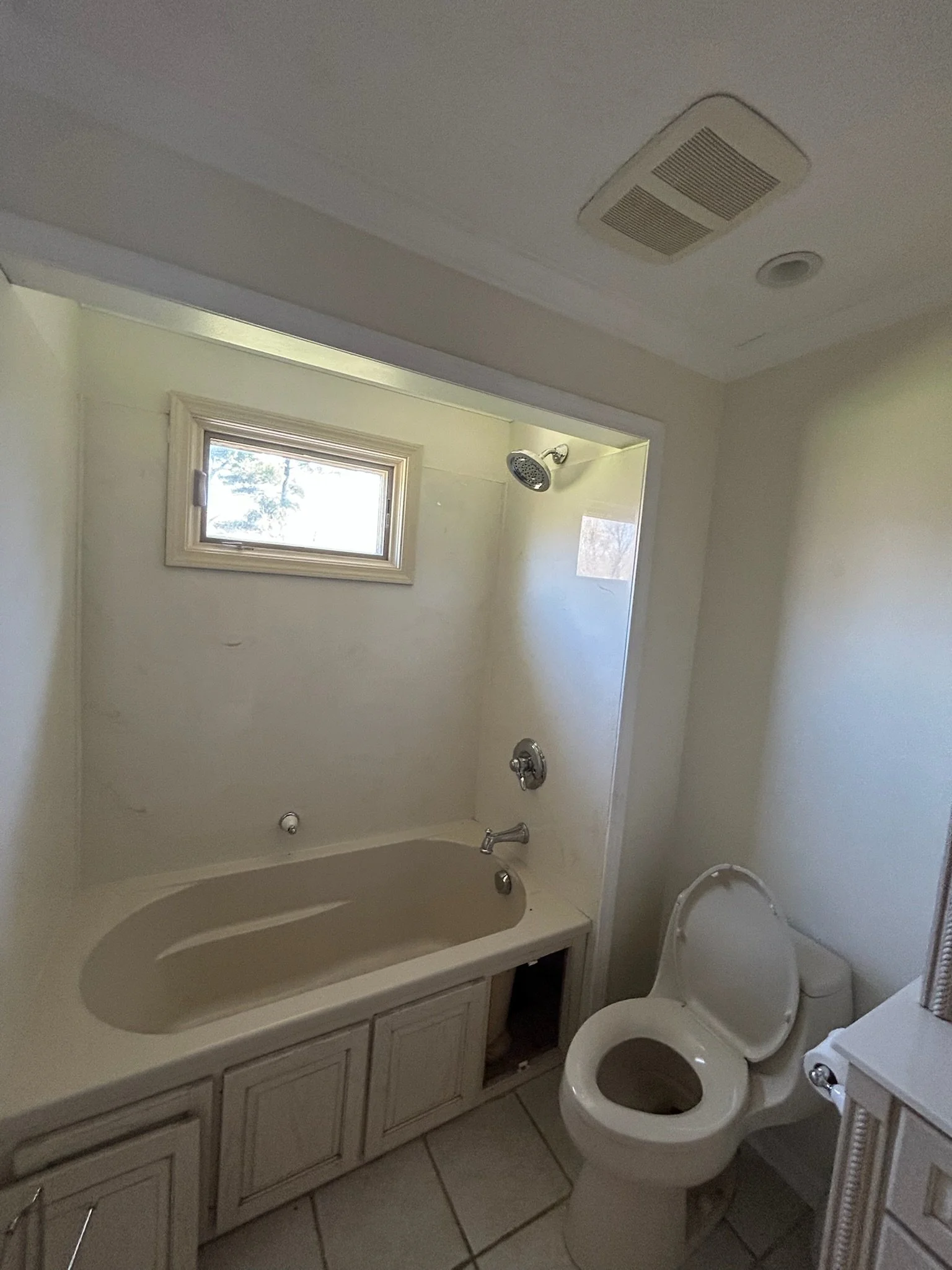 GUEST BATHROOM BEFORE 