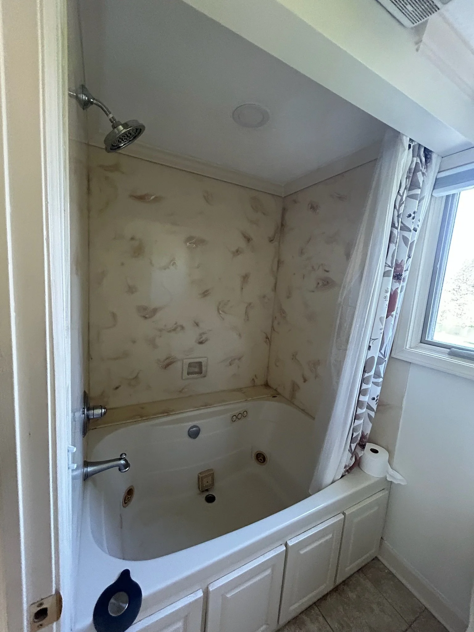 PRIMARY BATHROOM BEFORE 