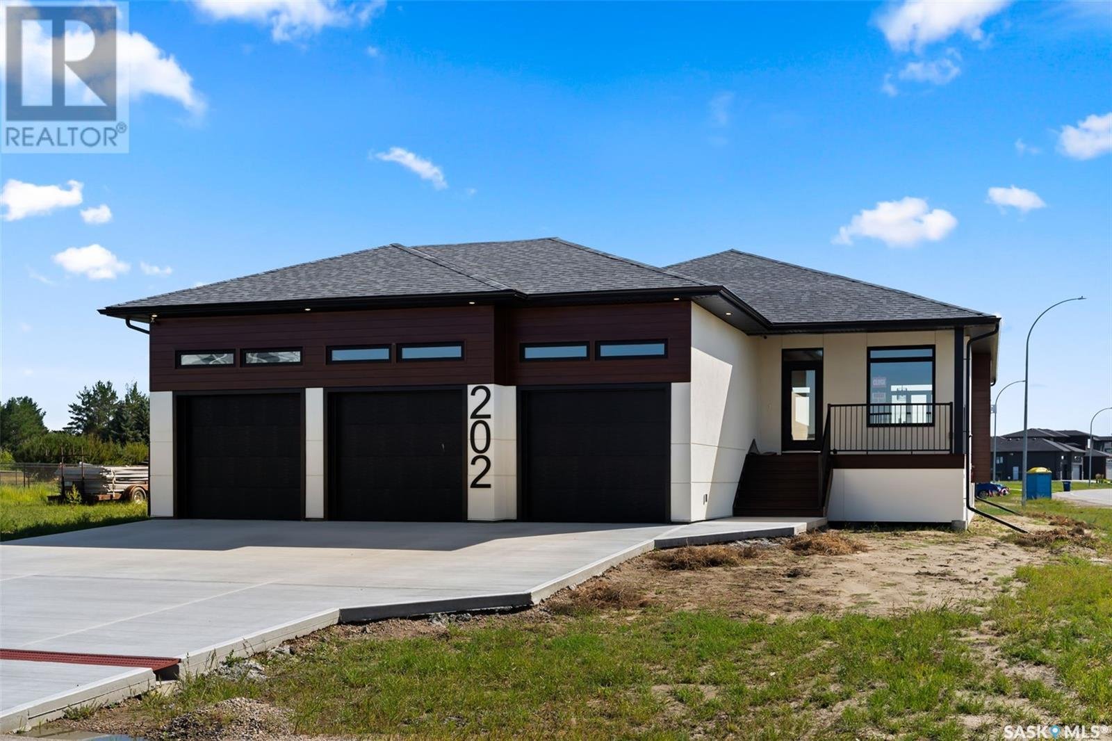 202 Fairway Rd - 1.jpg