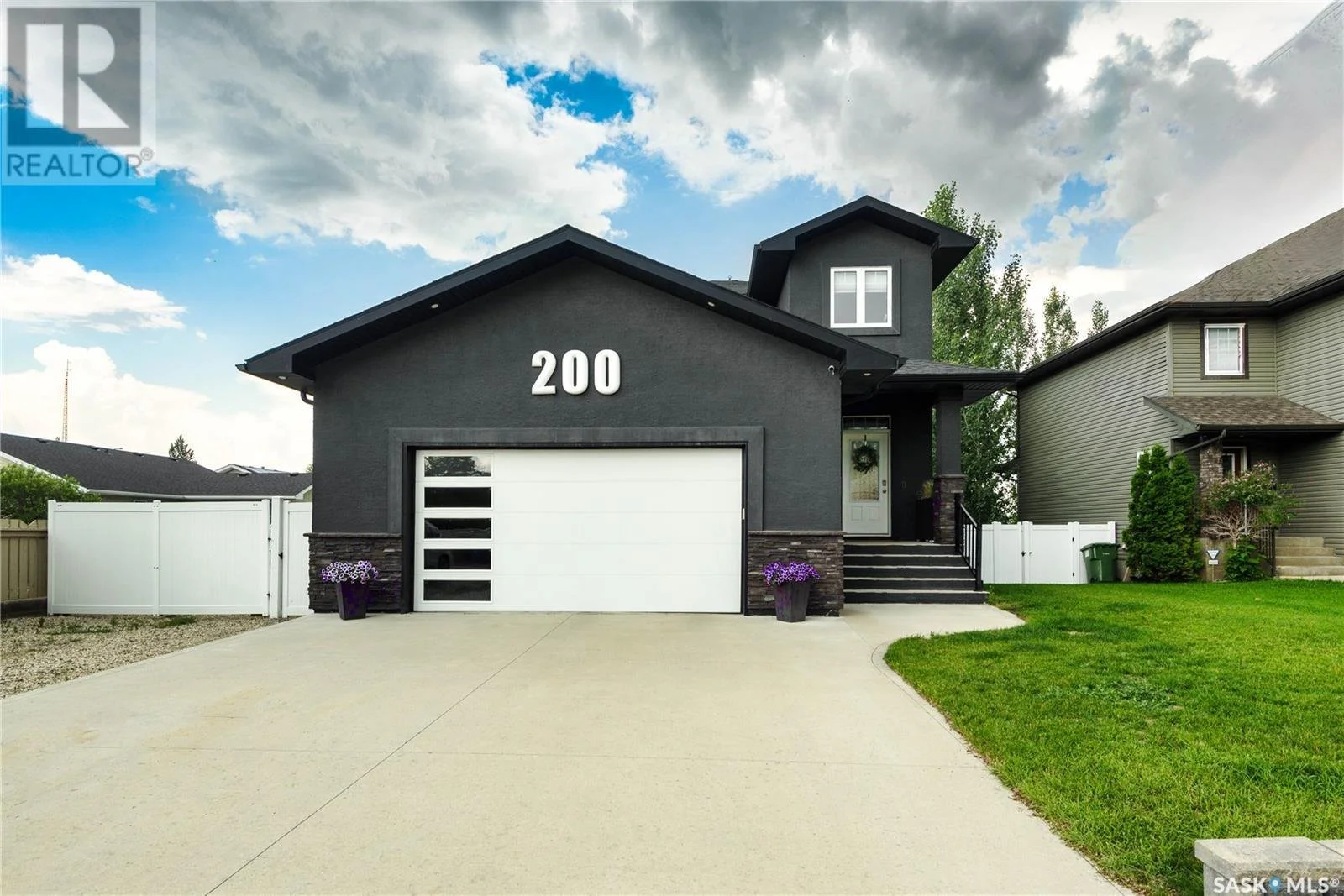 200 Willow Ridge Dr - 1.jpg