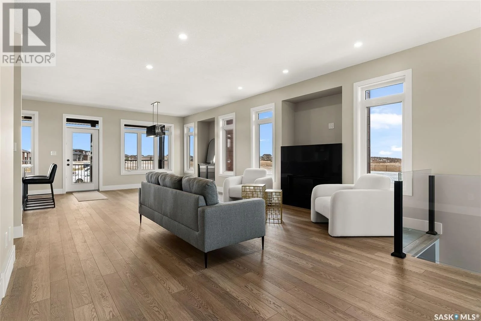 202 Fairway Rd - 2.jpg