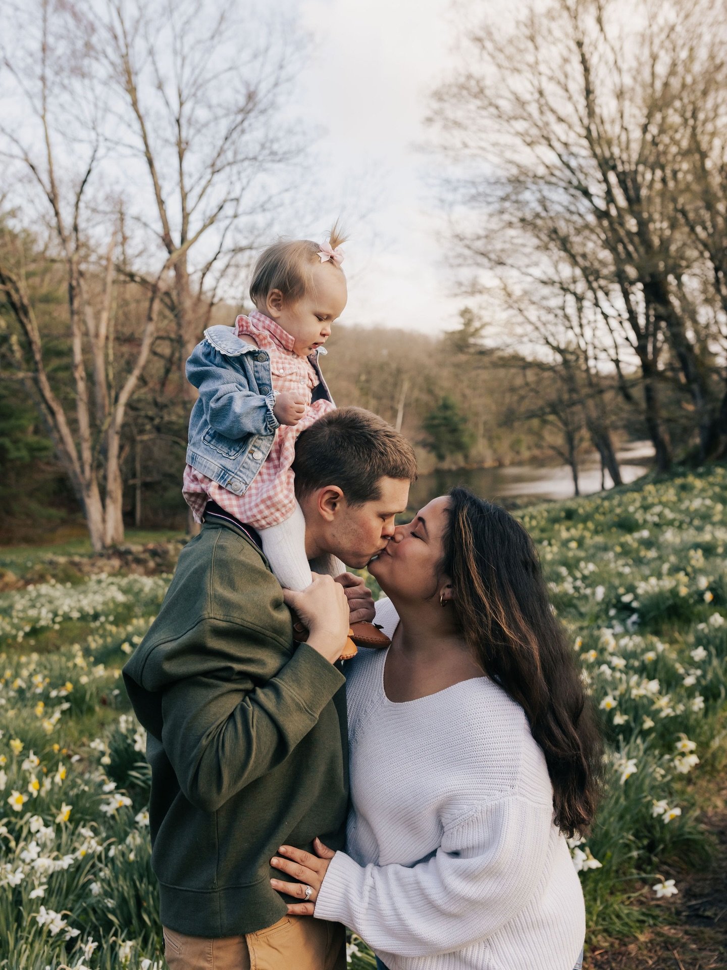 These daffodil mini sessions were everything. What was forecasted to rain for most of the day turned into sunshine and perfect timing. We pushed sessions back, which thankfully worked for just about every client, and the daffodils were in full bloom.