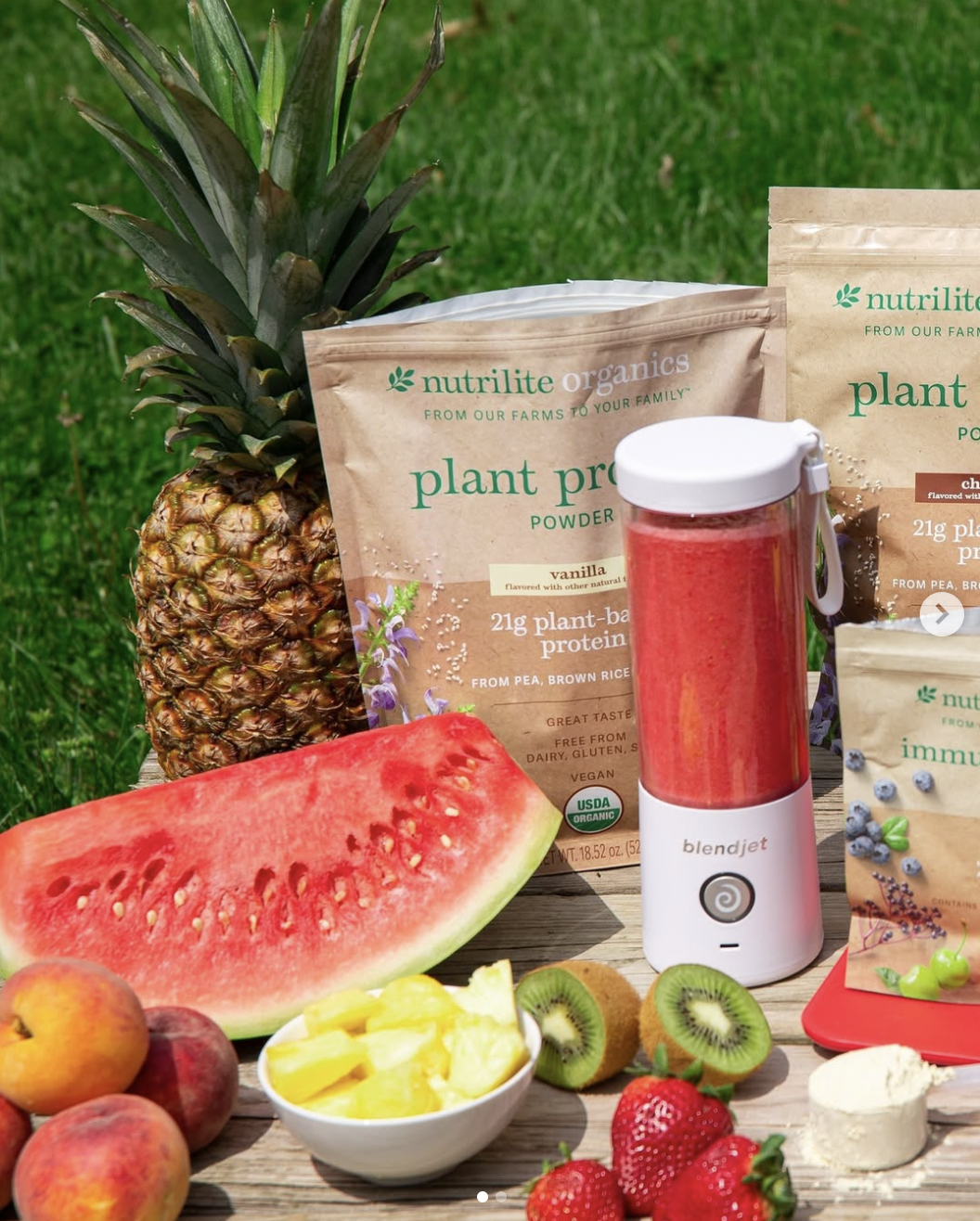 Nutrilite Seamless Carousel
A seamless carousel for Nutrilite featuring their protein powders and other products. I shot and creatively directed the whole shoot for social.