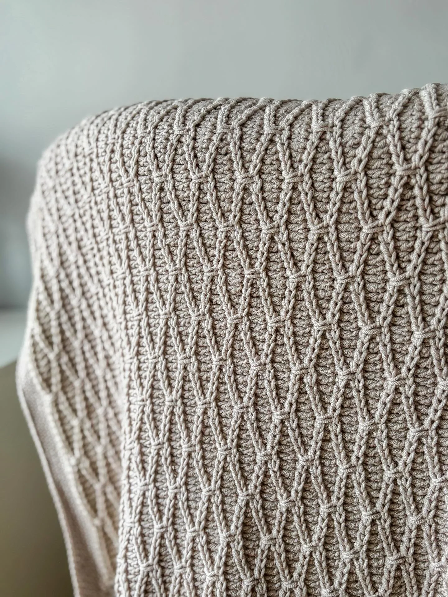 ✨Comment WILLOW to get the link to the pattern on ETSY and 50% off✨I thought this blanket needed its own post! This is the Willow Blanket, a project full of texture and movement ✨ What I love about this design is that the beautiful stitch creates a r