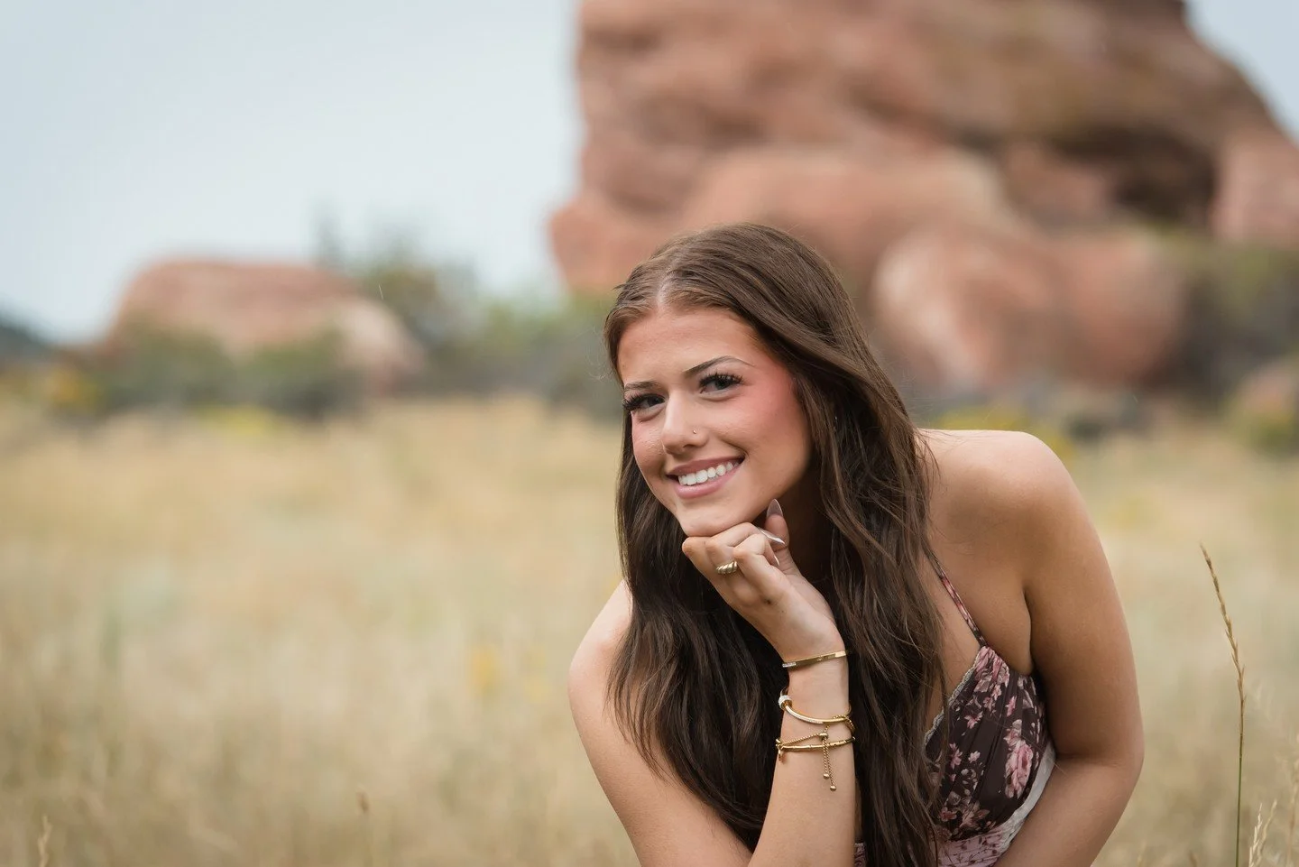 It was so easy to photograph Ella.
⁠
We had some muddy gray skies, light rain, and cold temps, but her gorgeous smile kept shining bright the entire time. ☀️⁠
⁠
Class of 2026⁠
⁠
Proud mom @shaunasanidas.⁠