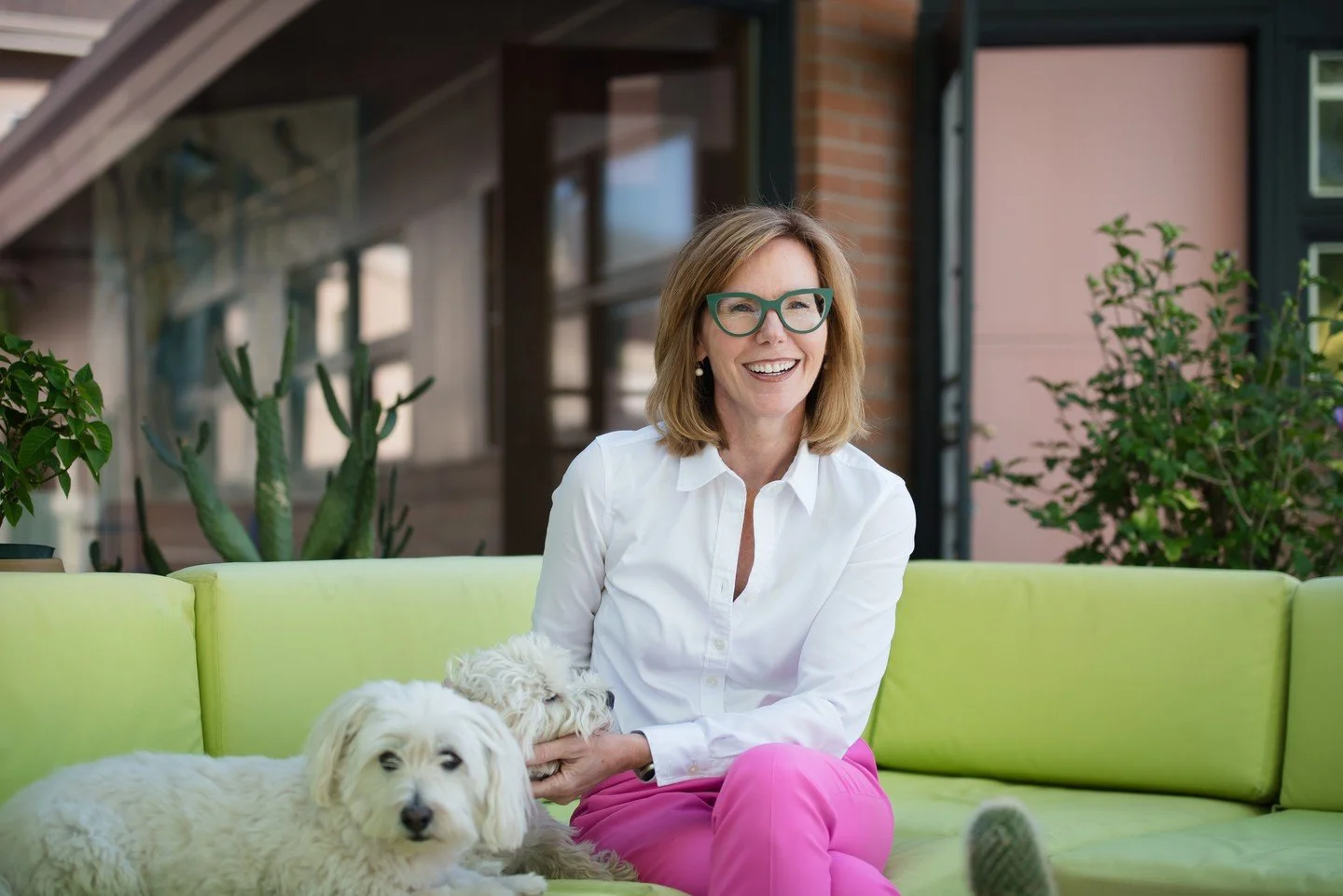 Mid mod meets inspiring human + adorable westies! I could think of a dozen titles for this photo, and they'd all include positive adjectives. @leelegrice is passionate about Deep Brain Orienting (DBR) Therapy, and changing lives along the way.⁠
⁠
#br