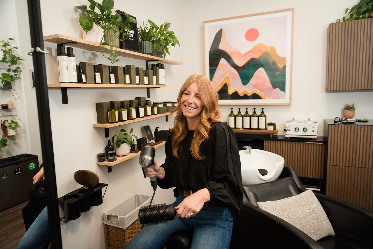 Who says blondes have all the fun? @driftessroots_hairstudio is proving otherwise. Heidi at Driftless Roots has created a mindful space for holistic scalp and hair care. Not only is she a hair and scalp expert, but her warm spirit and her feminine wi