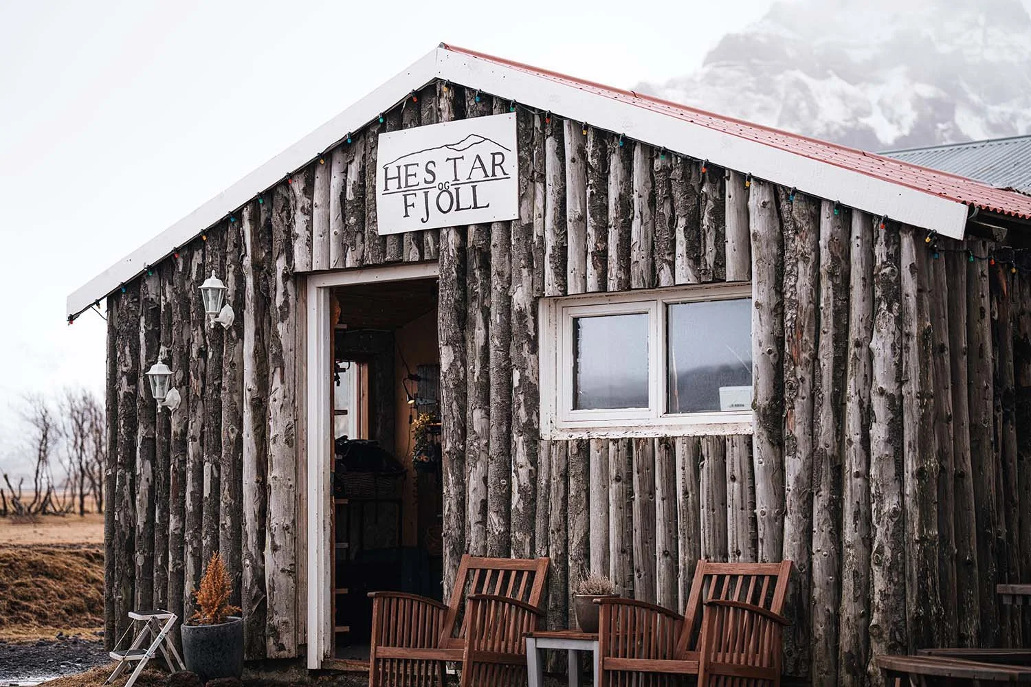 An image showing the entrance of the Hestar og Fjöll shop