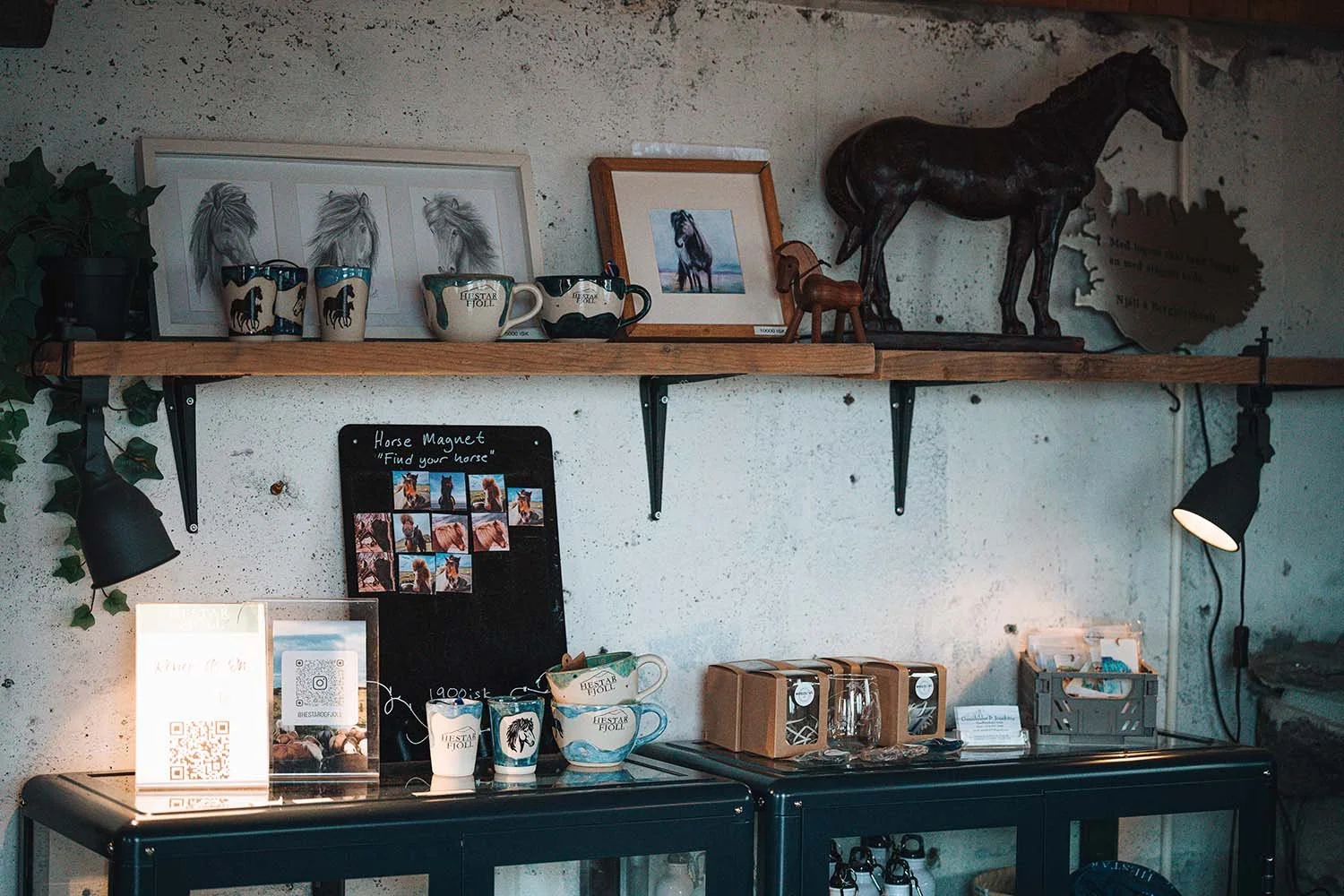 A wall with souvenirs at Hestar og Fjöll