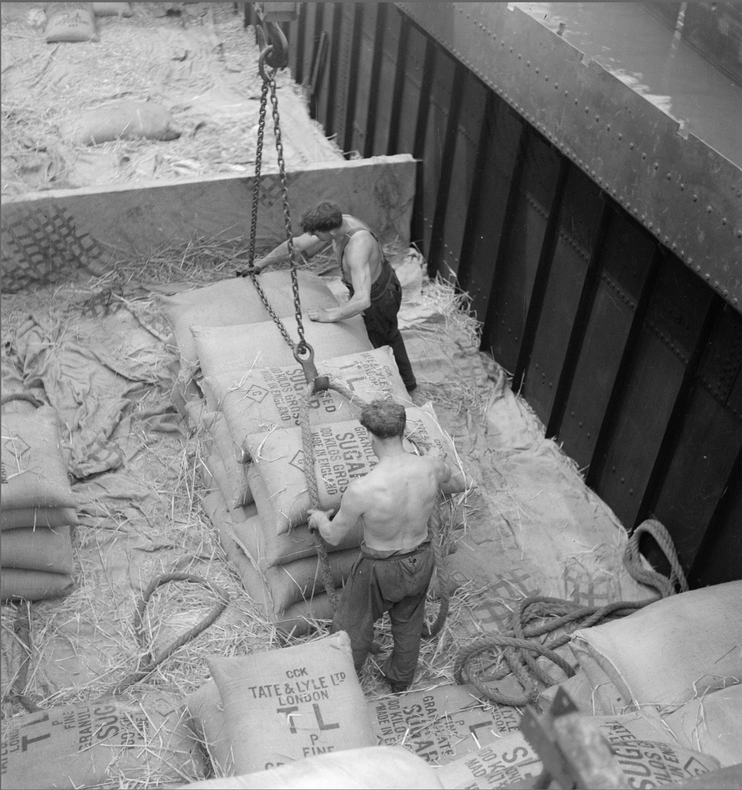 Unloading bags of processed sugar by Lyle & Tate at Basel port, 1935, Staatsarchiv