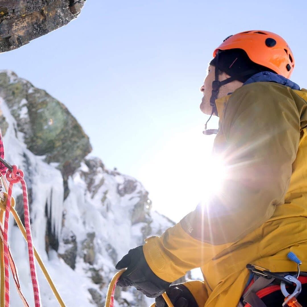 Dreaming of winter as the heat wave continues in Barcelona 🥵 Are you more of a winter or summer person? 
.
📸 @memyfriendsandthevan 
.
#winteriscoming #iceclimbing #winterclimbing #pyrenees #pirineos #guiasdetorla #guiademonta&ntilde;a