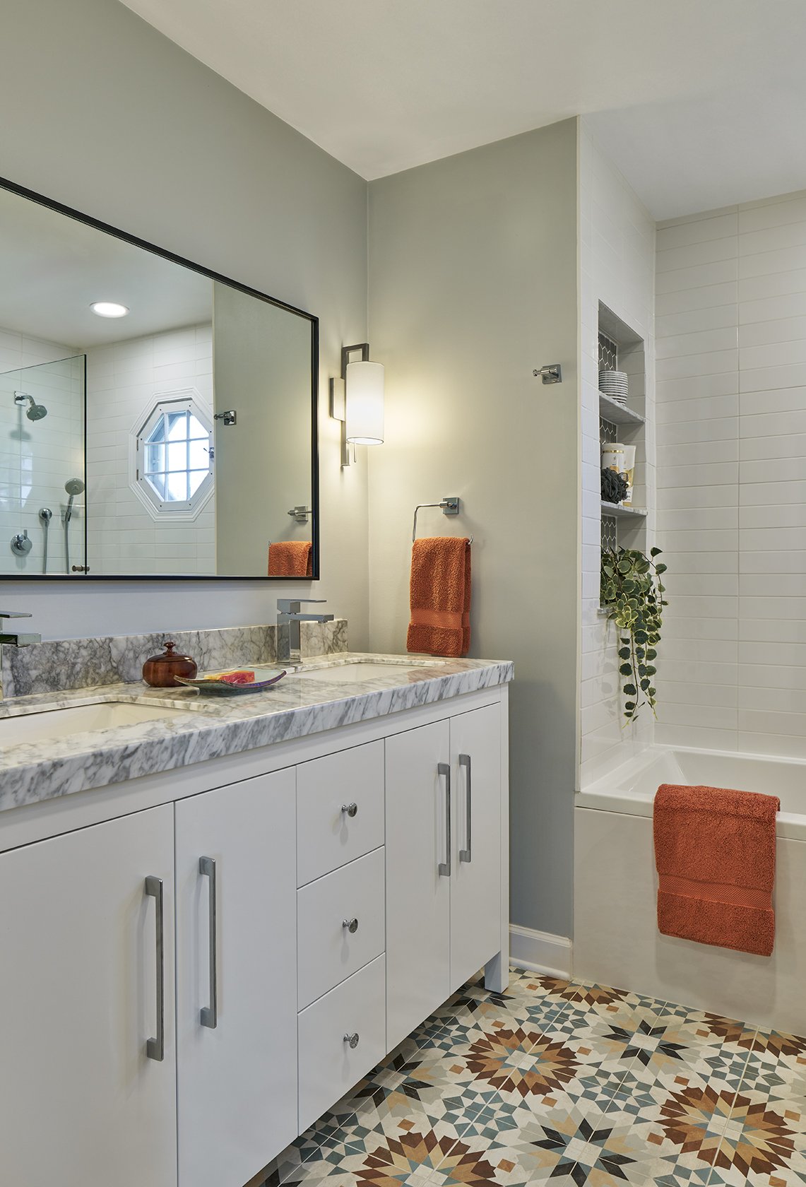 innerspace-lake-forest-single-family-remodel-hall-bathroom_009.jpg