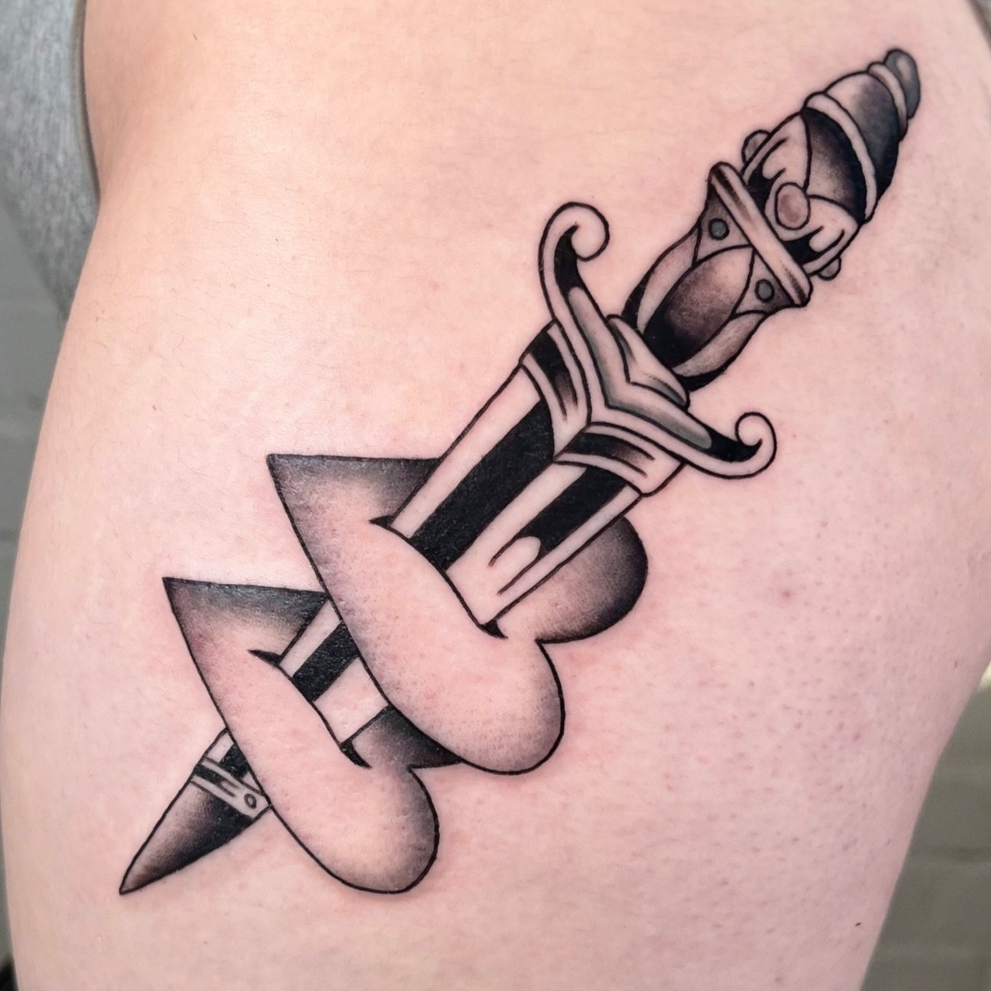 Heart dagger from the flash book! Coil practice appointment. Thanks Meredith for the trust 🙏🏽🙏🏽
 .
.
#americabtraditional #traddy #dagger #coils #adamciferri