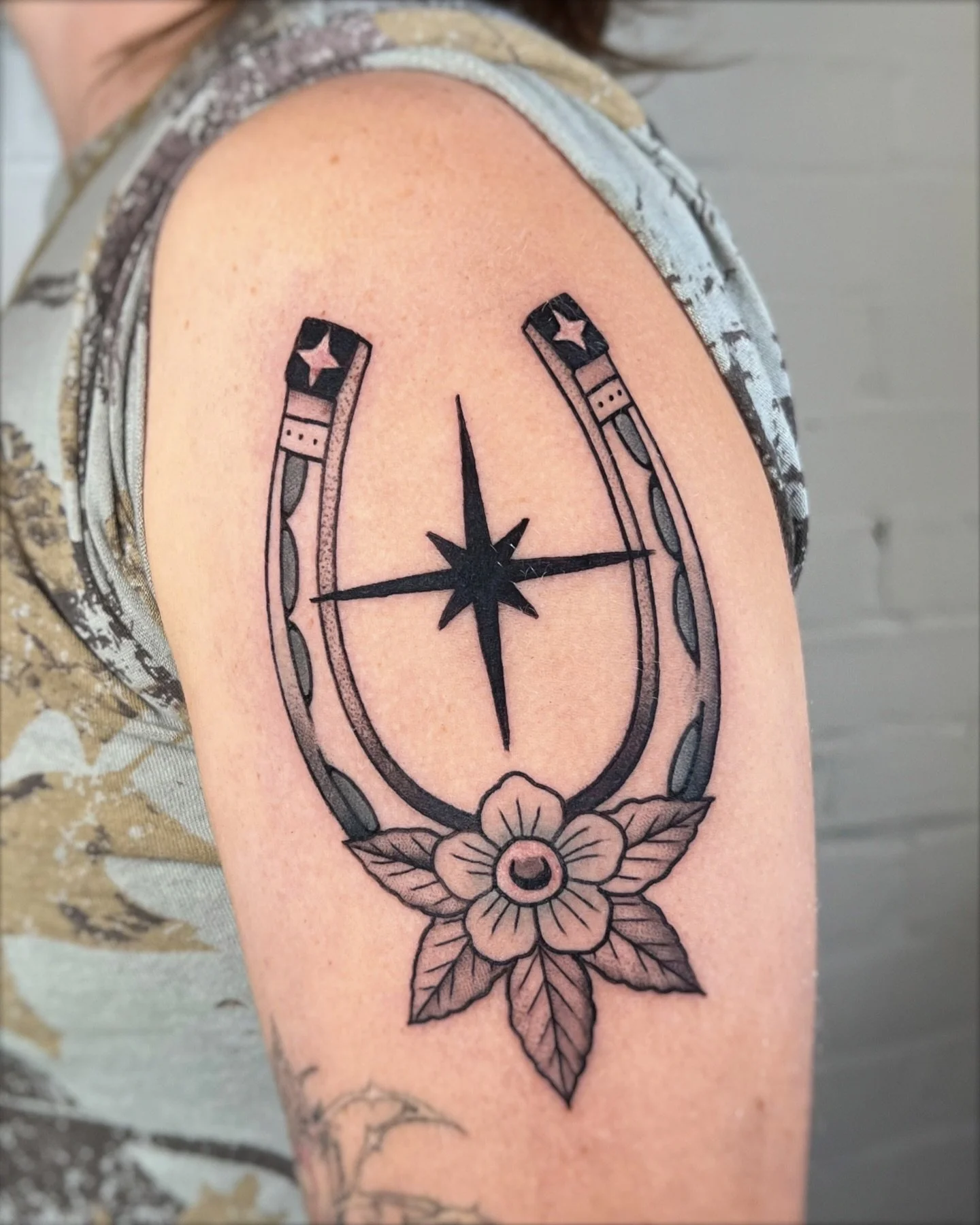 A lil horse shoe! for the homie lucy! 🙌🏽 As well as a photo of her beautiful horse! 🐴
.
.
#horseshoe #horseshoetattoo #cowboytattoo #horsetattoo