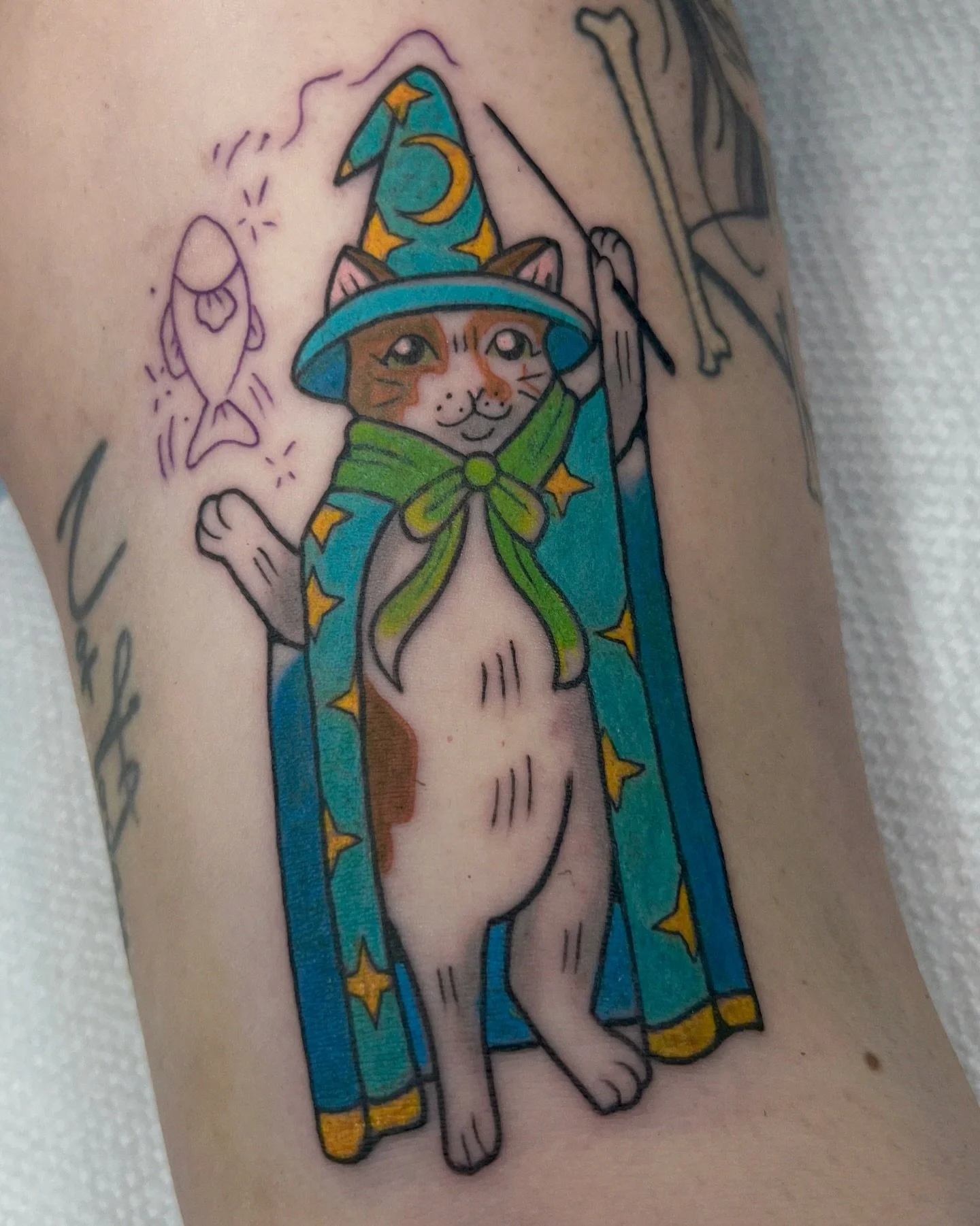 LET ME EMPLOY YOUR PETS! This one&rsquo;s a wizard 🧙&zwj;♂️
.
.
.
#cattattoo #wizzardcat