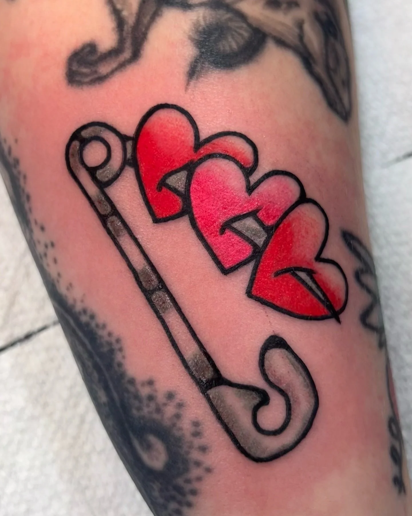 Got to tattoo these 3 lil hearts for the amazing @shelbytattoosllc 🥰🙌🏽 Who taught me so much when I was a wee baby tattoo artist! Thanks for coming out for the fundraiser chica! 🙌🏽