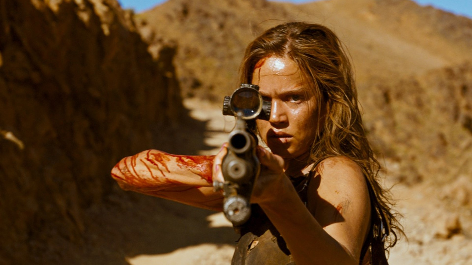 Jen dans Revenge de Coralie Fargeat.