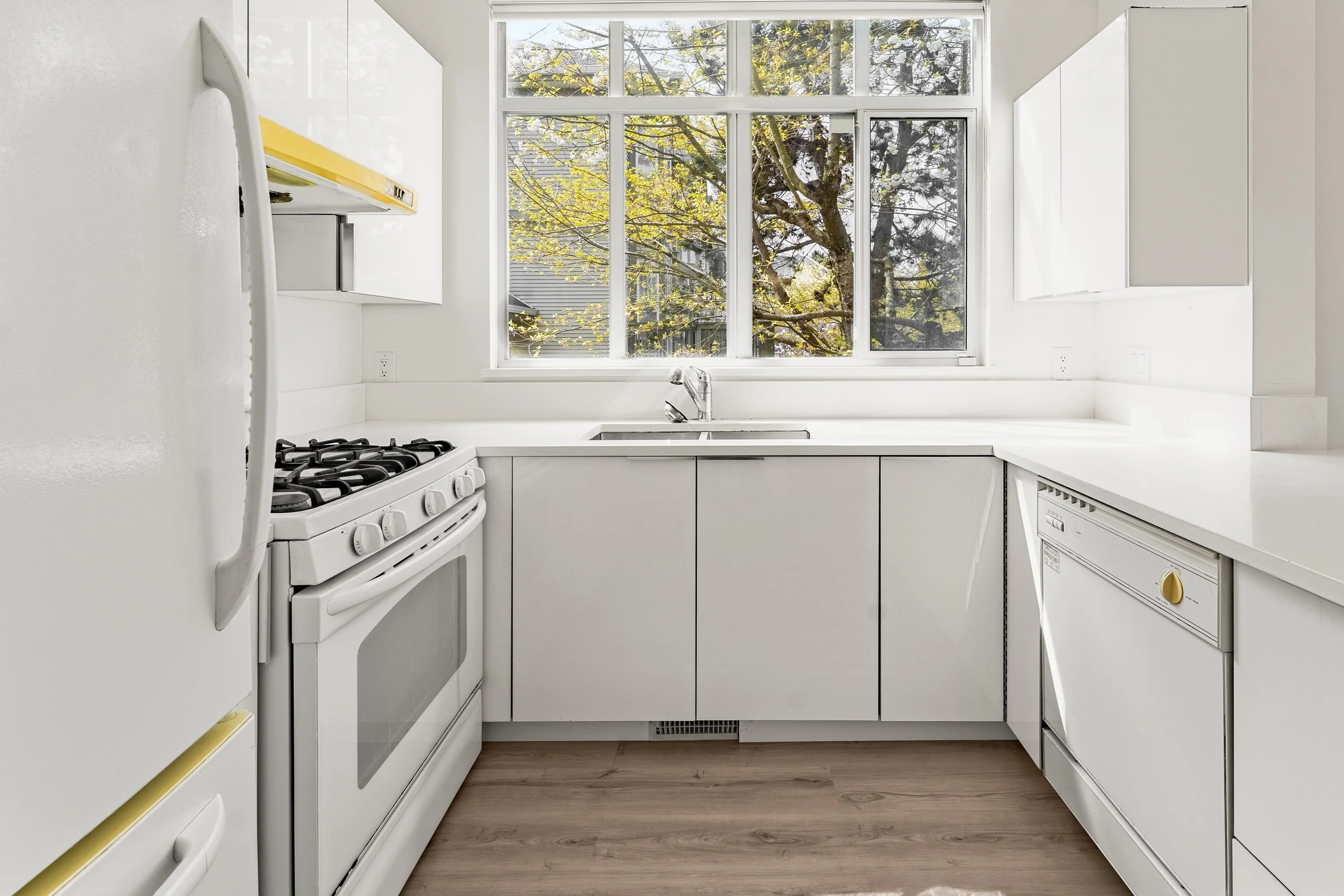 [For Sale ] 8-6111 No.1 Rd