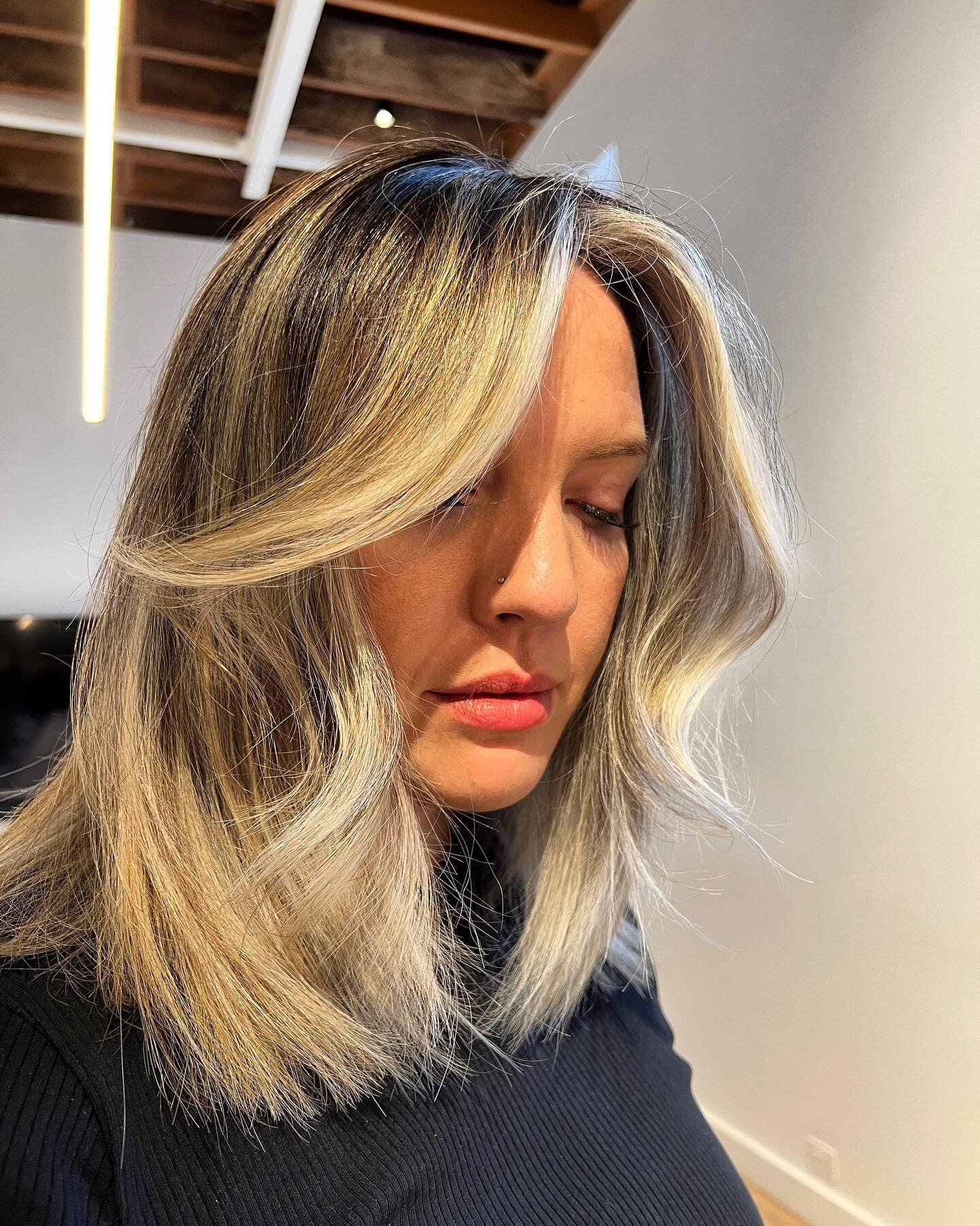 The gorgeous @kaihleeriles rocking this fresh new look. 
@k18hair_australia 
@redken 
@dyson_anz 
@salon.lane 
#blonde #dark #moneypiece #foilayage #curtinbangs #surryhillssydney #freelancehairstylist #irishhairdresser #razorcutting #blend #hotbabes 