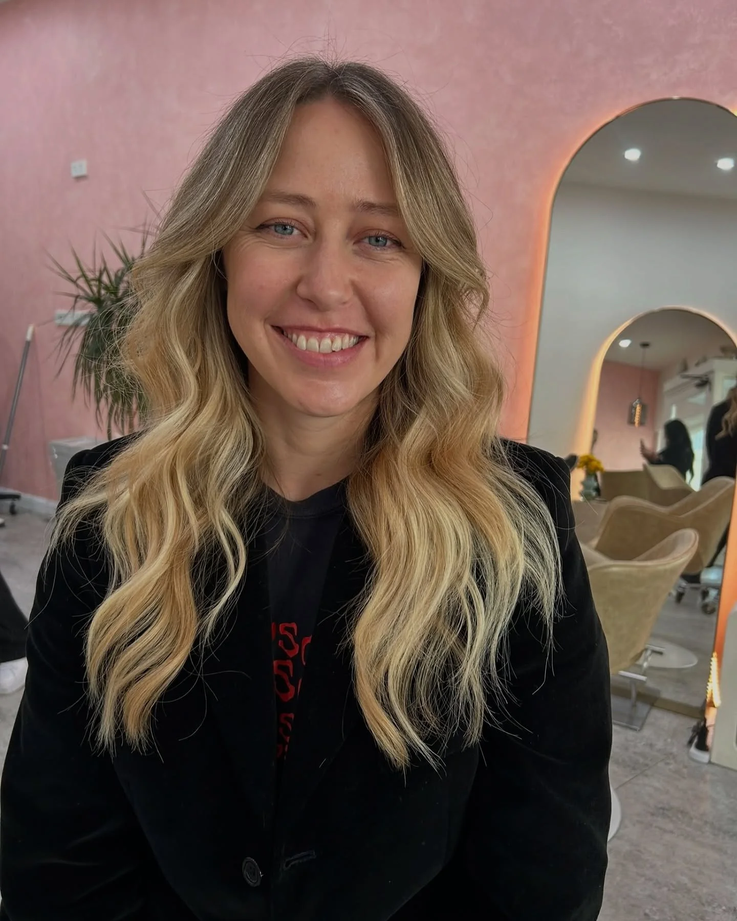 Collab with @hairwithracquelle on this beautiful blonde style 💛

#innerwesthairdresser #sydneyhairextensions #sydneyhairsalon #sydneycolourspecialist #hairspo