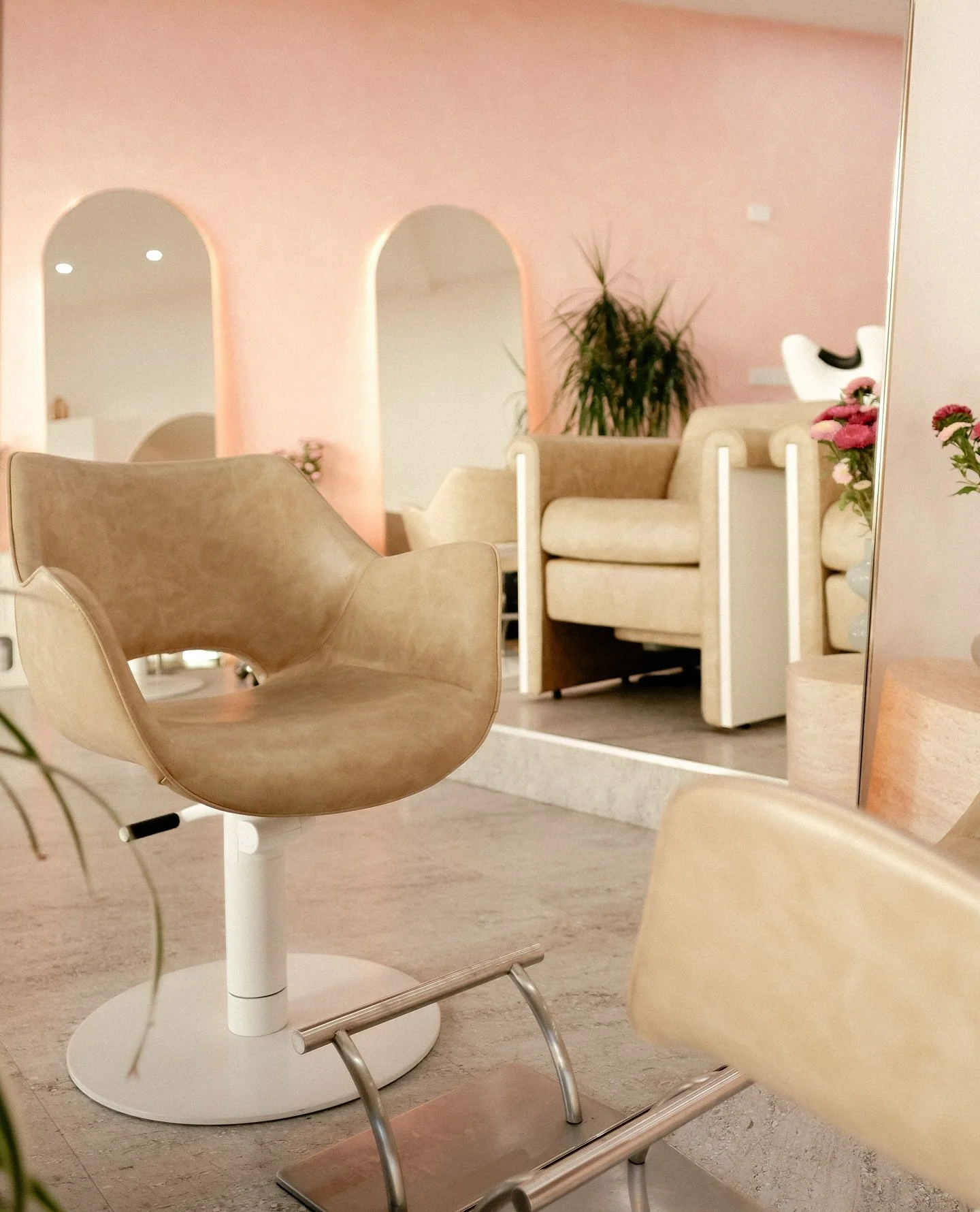 Are you a hairstylist looking for a beautiful space to work from? We are taking expressions of interest to rent a chair. Please contact hello@sharhair.com.au for more information 

#sydneyhairsalon #sydneyhairsalonowner #sydneyhairstylist #sydneyhair