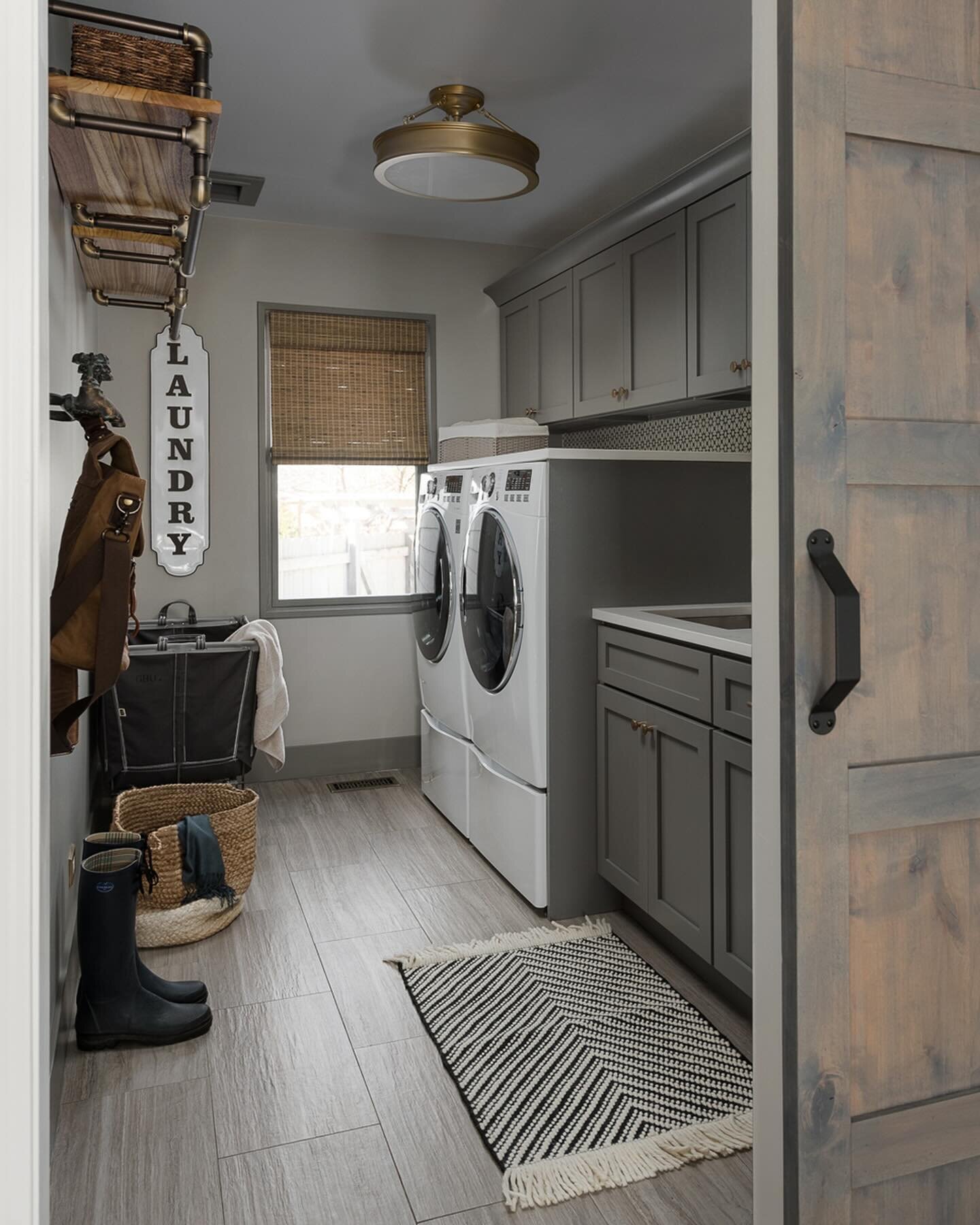 As we begin to thaw out and temps rise (at least for now), a mud-friendly mudroom or laundry room is a must!

#ChadEsslingerDesignShiftingGears
Photos by @pictureperfecthouse