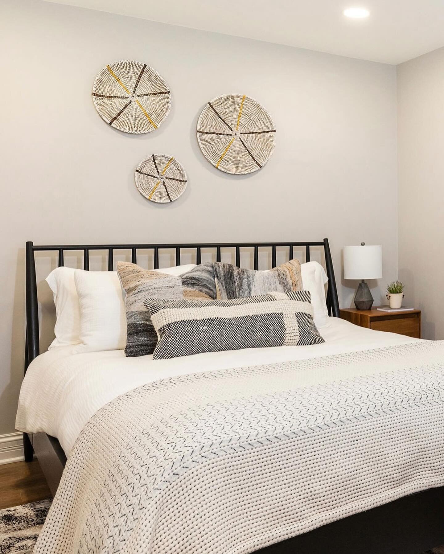 This guest room was designed to be the perfect spot for visitors to relax, with a calming, neutral palette, and lots of textures and personality.

Project: #edcSureIsSuite
📷: @yandbinteriorsphotograph