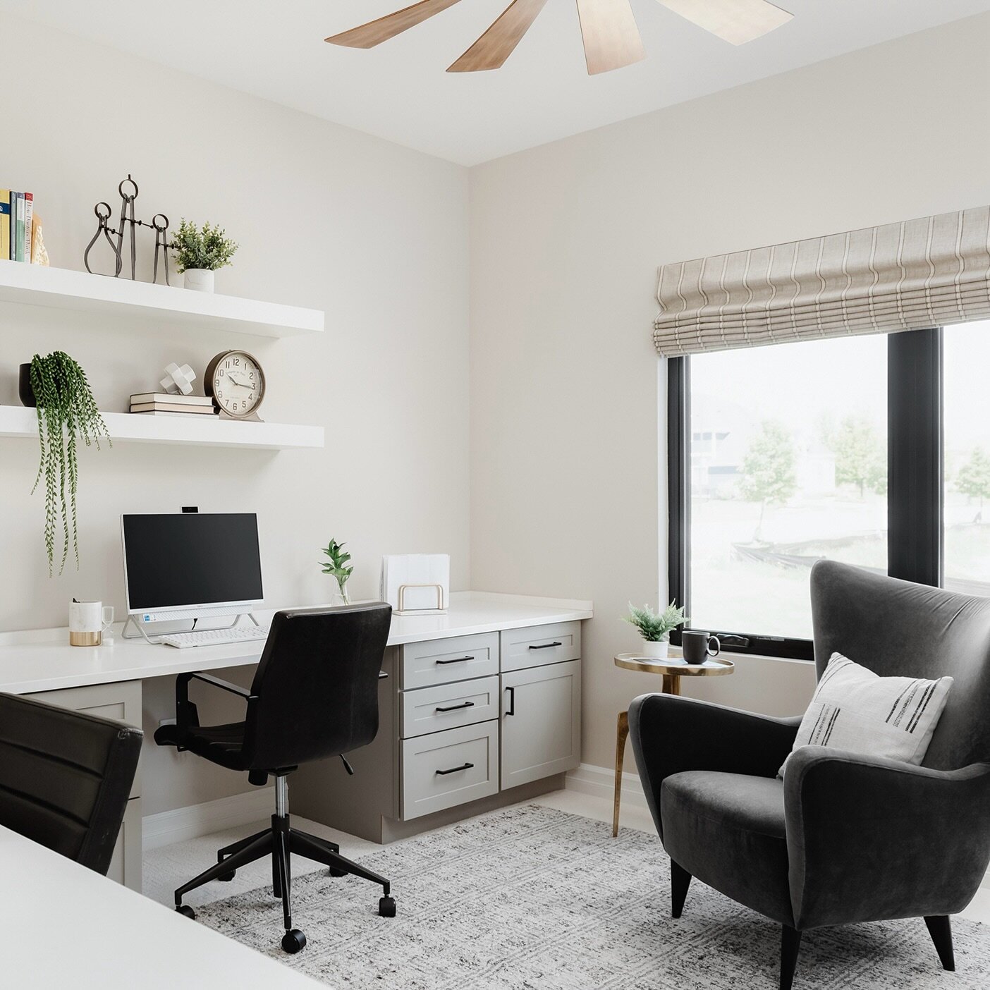 Downtime is always a good time, but now it&rsquo;s back to the grind time! Always easier to get back into the swing of things with a home office like this!

#cedHouseToHome
📷: @pictureperfecthouse