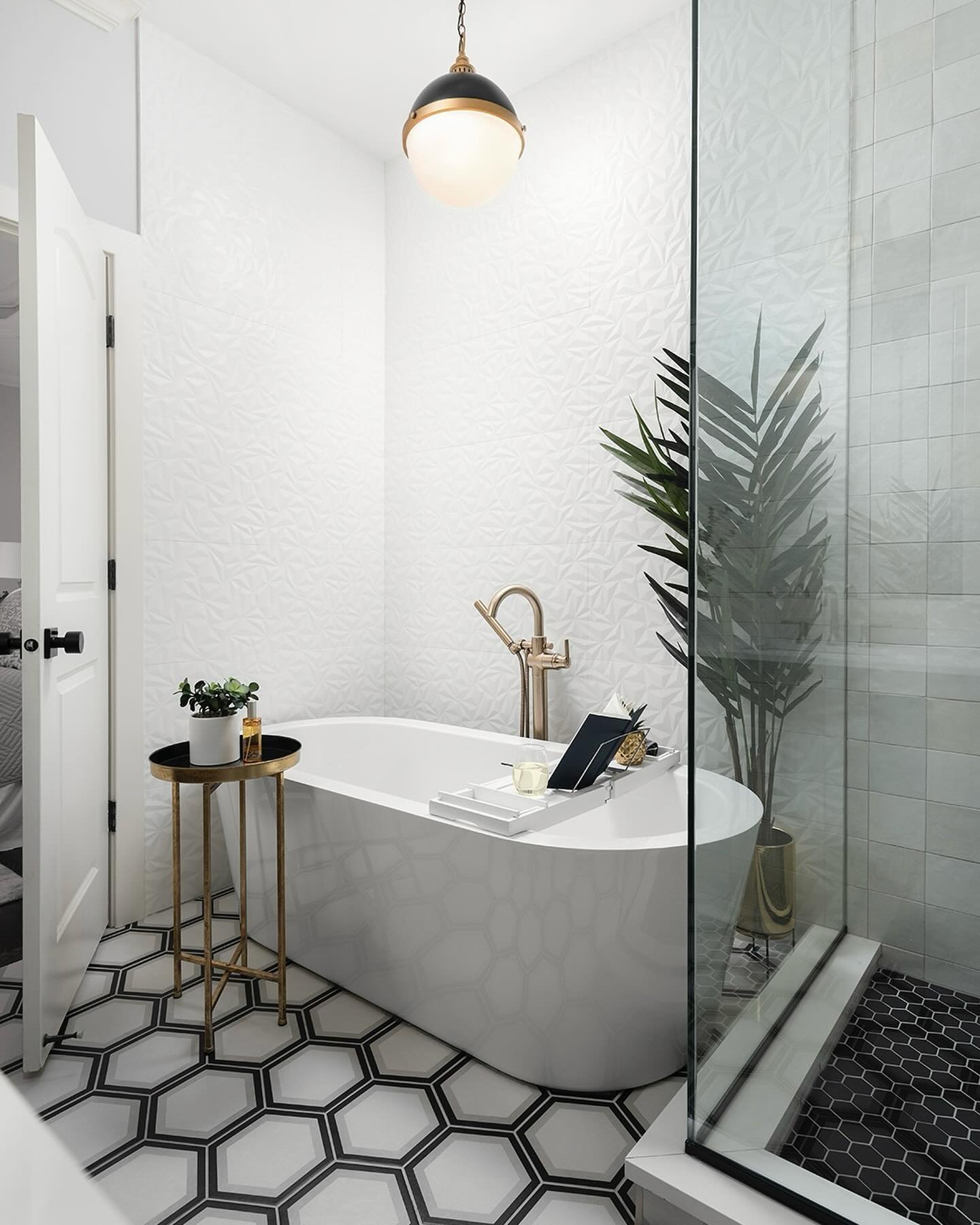 Ease into the week with a nice little soak.

#cedCozyConfines
Photos by @pictureperfecthouse