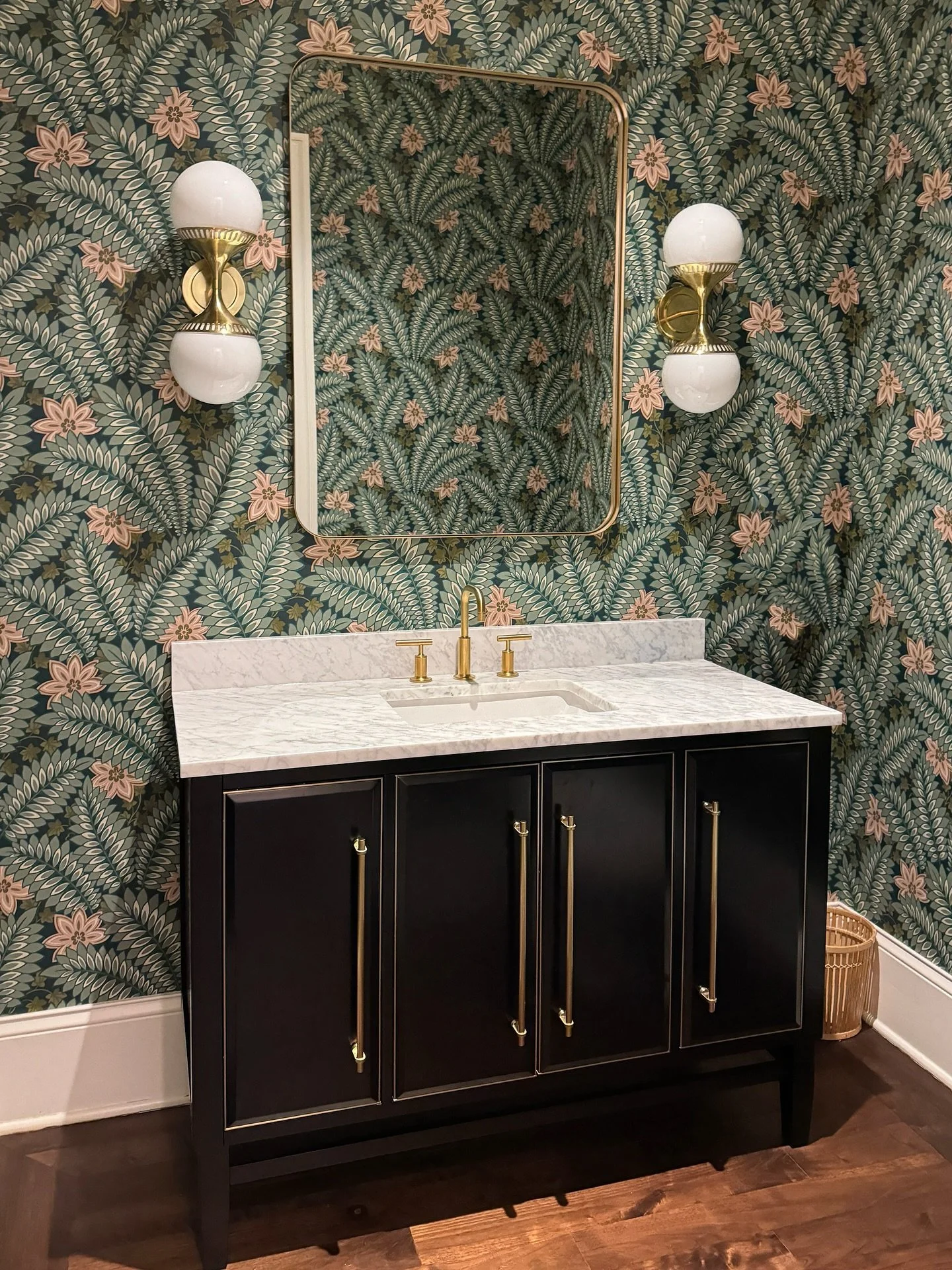 A powder room is like a little microcosm of design. It can be completely unique from the rest of the house. Do something bold!
#wallpaper #wallpaperwednesday #powderroom #bathroomdesign #interiordesign #chicagodesign #esslingerdesigncompany