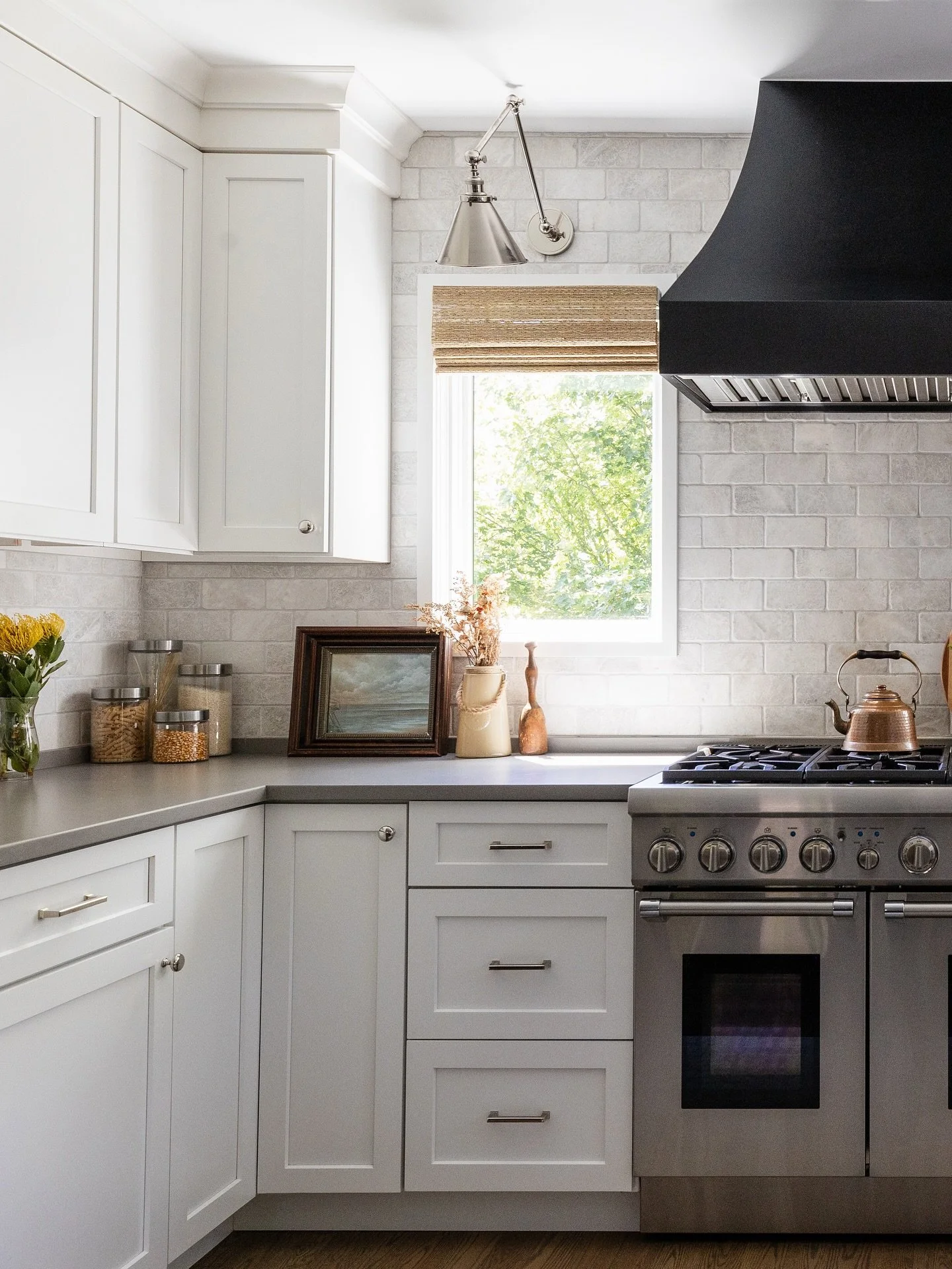 Sunshiny views whilst stirring the stews ☀️
#edcShiftingGears
📷: @yandbinteriorsphotography 
#kitchendesign #kitchenwindows #interiordesign #kitchenrenovation #downersgrove #chicago #esslingerdesigncompany