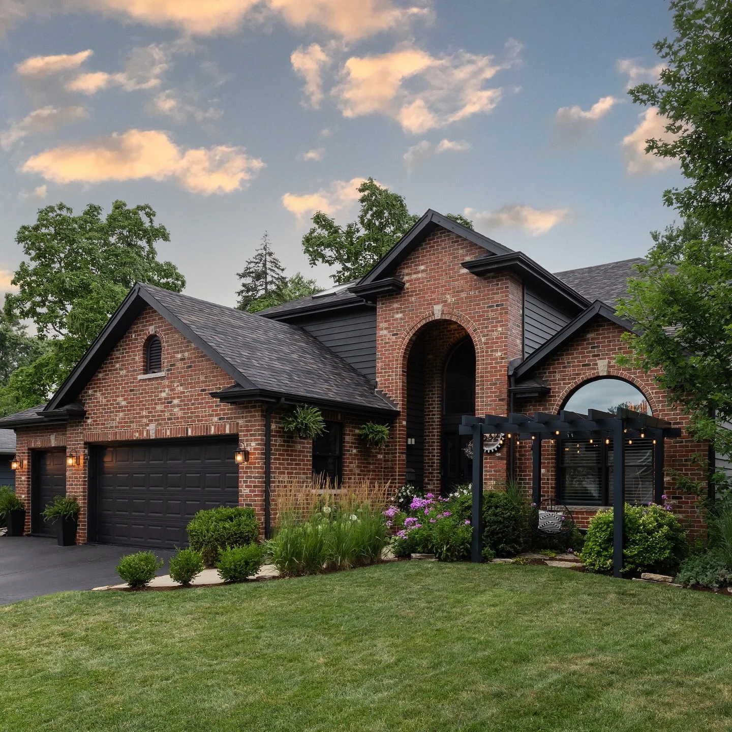 What a difference some paint, lighting, shingles, and landscaping makes! Swipe over for the before. Happy October everyone!
#edcShiftingGears
After photo by @yandbinteriorsphotography
#exteriordesign #redbrick #blacksiding #pergola #curbappeal #hom