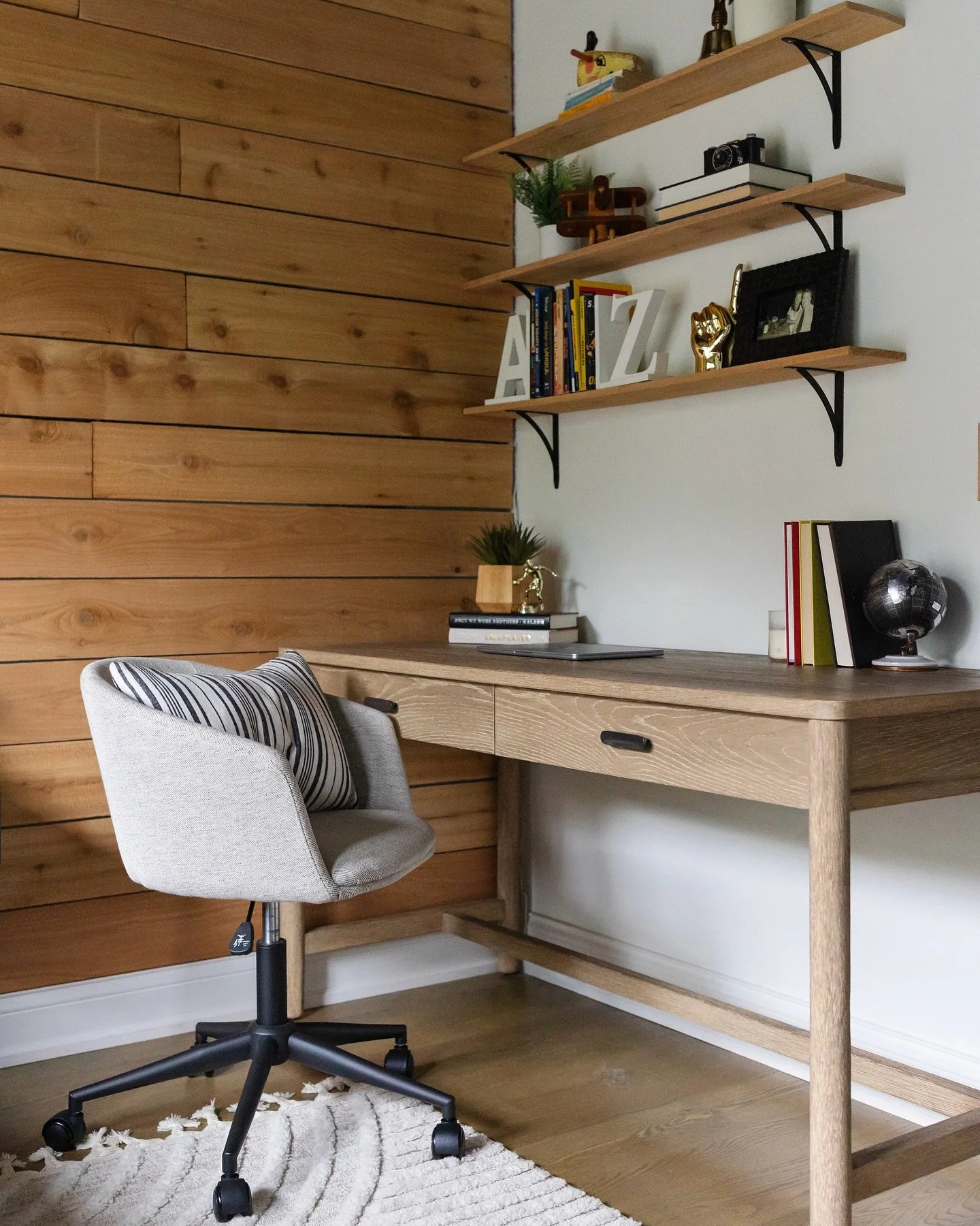 All-star study space ⭐️
#edcHoopDreams
Photos by @yandbinteriorsphotography 
#teenroom #studyspace #teenbedroom #kidroom #teendecor #woodaccentwall #esslingerdesigncompany