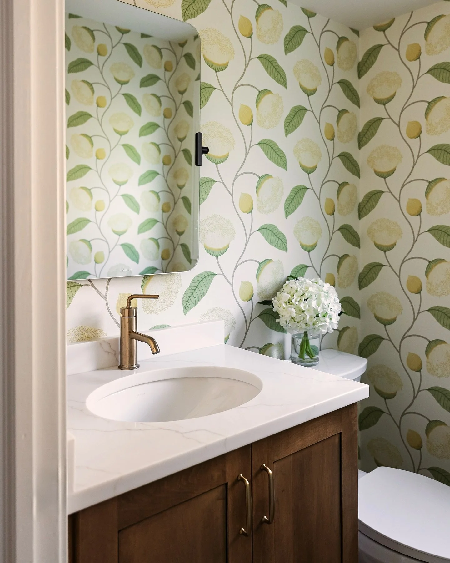 Excited to share this sweet little powder room at our “Home Stretch” project!
This fun wallpaper added the perfect amount of color and whimsy to the space. 
Project: #edcHomeStretch
Photos by @juliannegreeninteriorsphoto 
#wallpaper #w