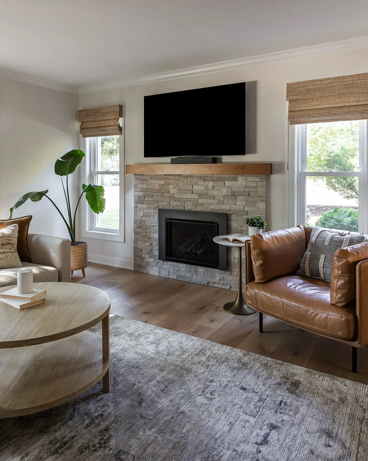 We had 6 weeks to turn this war zone into a cozy, comfortable living space. In addition to utilizing in-stock furniture and decor pieces, we even were able to deliver custom window shades ahead of the deadline. The results speak for themselves!
#edc