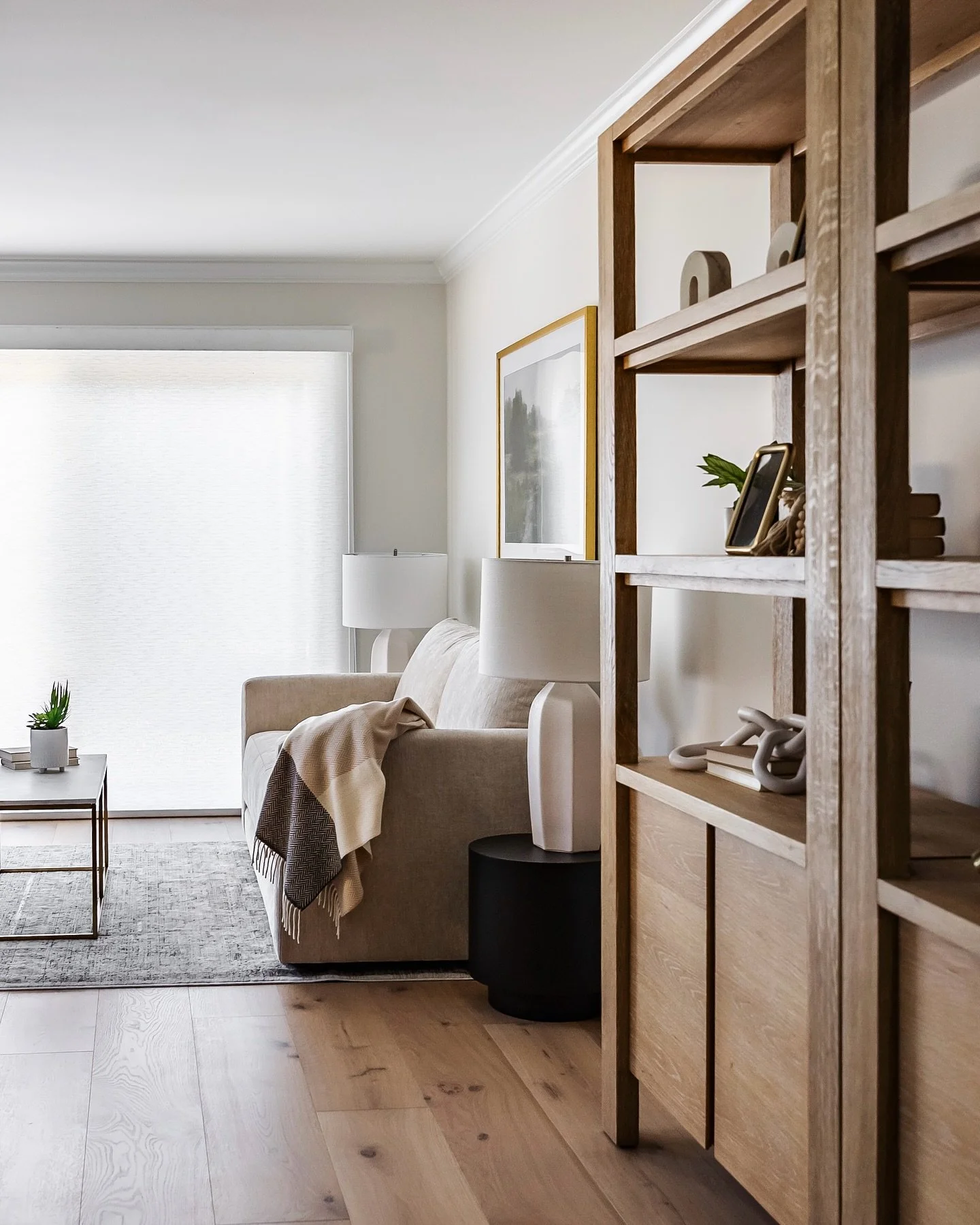 Warm wood tones, soft textures, and nods to nature everywhere you look 🍃 

#edcHomeStretch
Photos by @juliannegreeninteriorsphoto 

#natureinspired #livingroomdesign #interiorspaces #downersgrove #esslingerdesigncompany