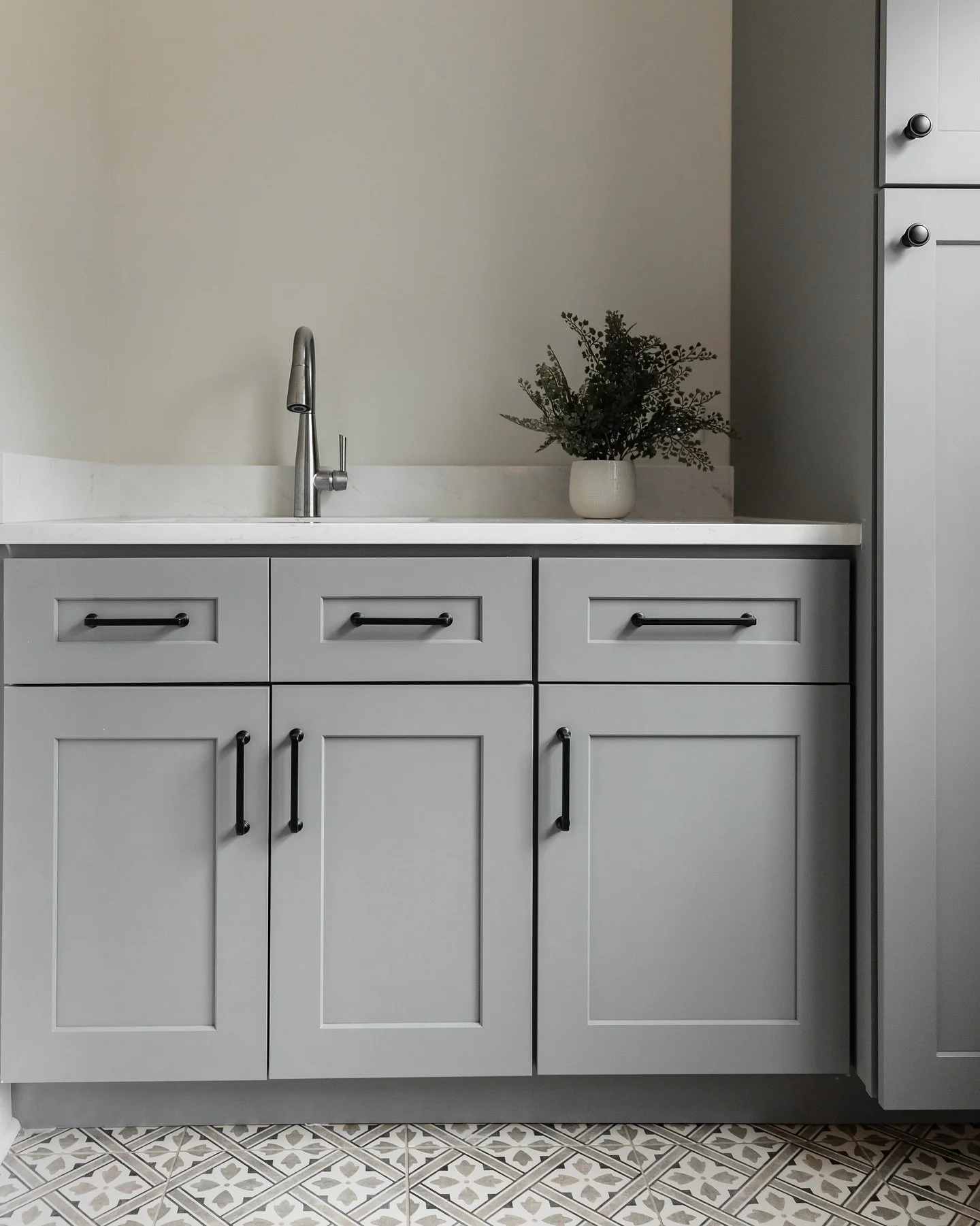 The laundry room in our &lsquo;Sit. Stay. Home.&rsquo; project was moved to the second floor, and now it&rsquo;s like it was always meant to be!

#edcSitStayHome
Photos by @yandbinteriorsphotography 

#laundryroomdesign #laundryroomideas #patternedti