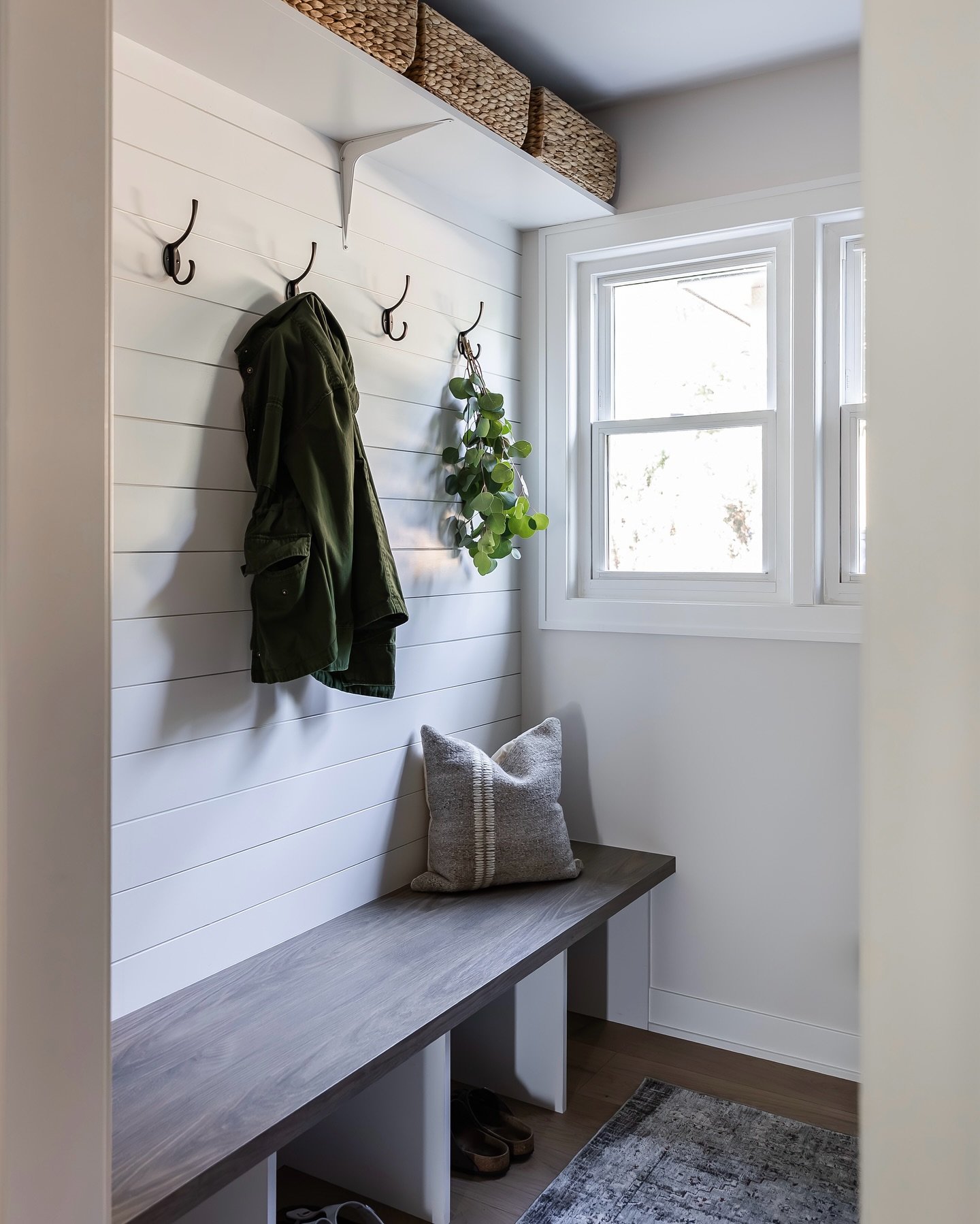Even the most practical spaces need a little design love 💚

#edcHomeStretch
📷: @juliannegreeninteriorsphoto 

#mudroom #mudroomdesign #mudroomdecor #mudroomideas #interiordesign #downersgrove #esslingerdesigncompany