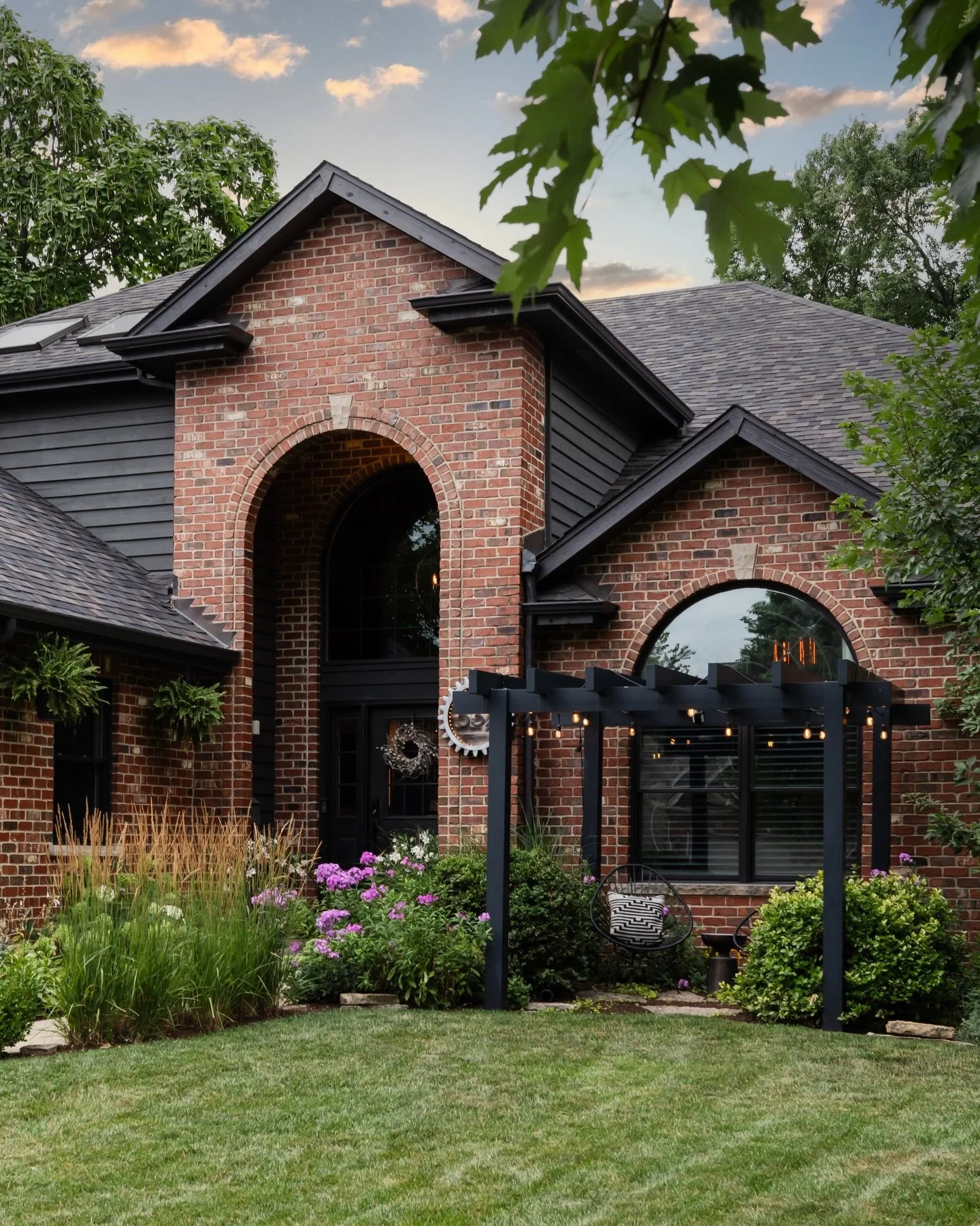 Welcome home to all of the kiddos back for Thanksgiving break. Us parents love having you here 🥹 

#edcShiftingGears
📷: @yandbinteriorsphotography 

#welcomehome #frontporch #curbappeal #exteriordesign #redbrick #blacksiding #pergola #downersgrove 