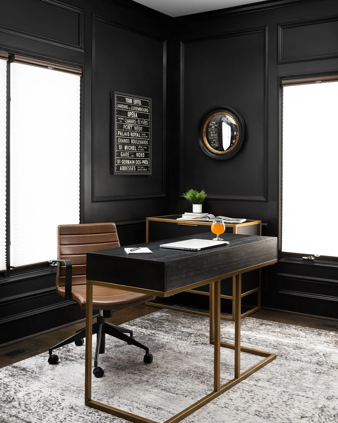 Black Friday 🖤

#cedRiverRun
📷: @pictureperfecthouse 

#blackfriday #blackwalls #homeofficedesign #workfromhome #blackpaint #interiordesignideas #naperville #esslingerdesigncompany