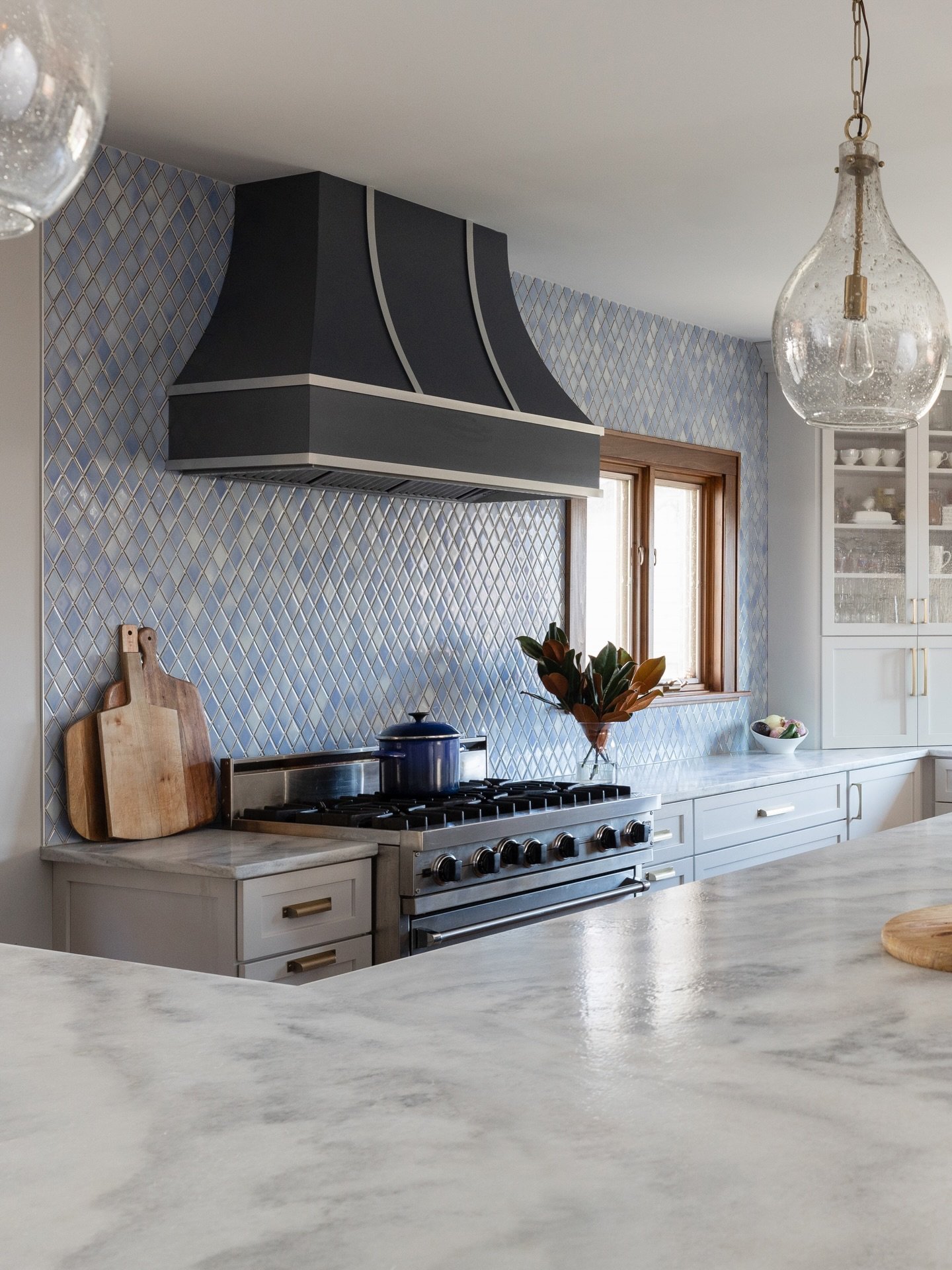 Look closely, Christmas is coming 🎄 Happy December!

#edcChefsPlayground
Photos by @yandbinteriorsphotography 

#christmasiscoming #kitchendesign #bluekitchen #bluechristmas #interiordesign #downersgrove #chefskitchen #esslingerdesigncompany