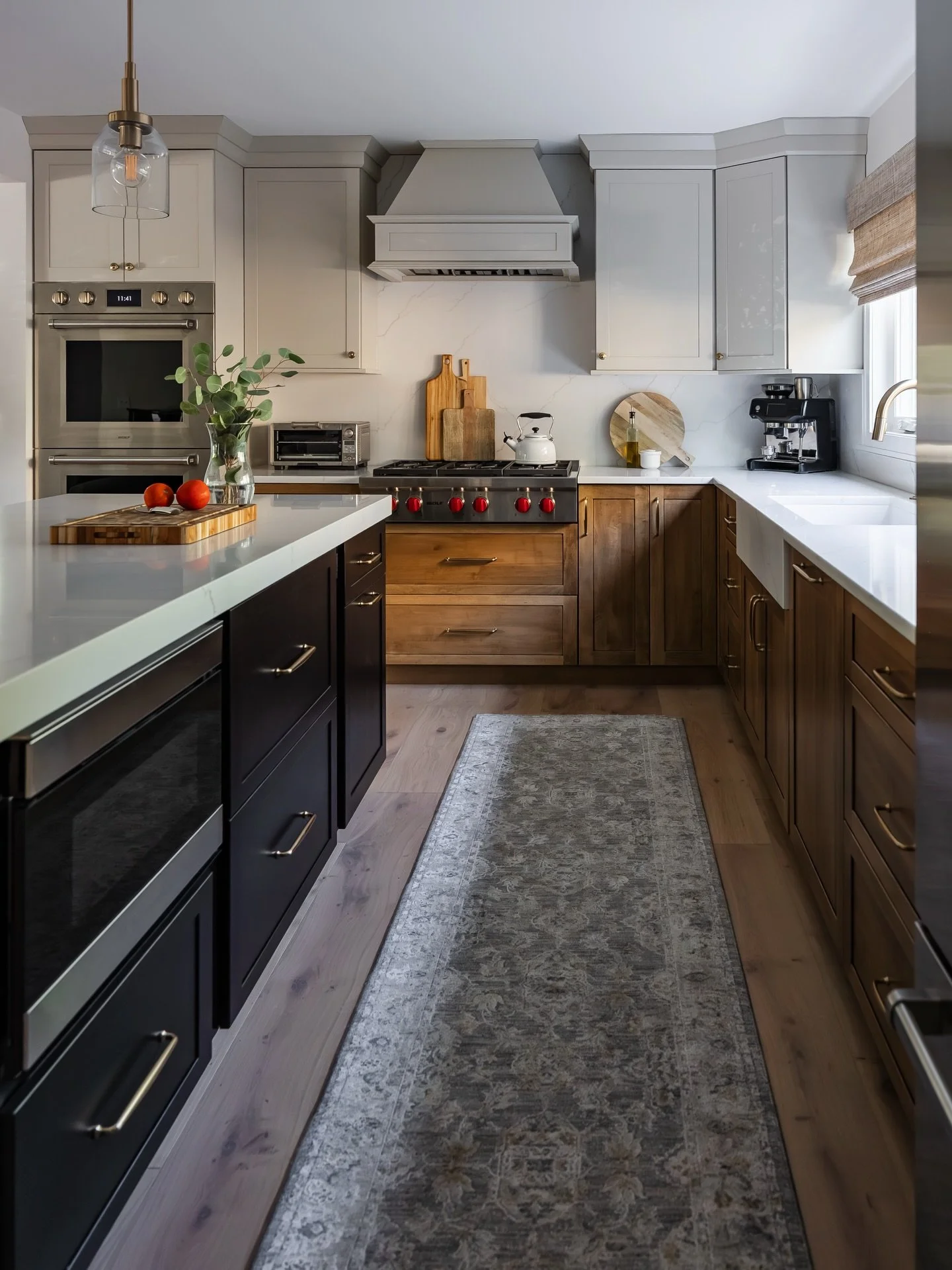 A week into December, a week after Thanksgiving, here&rsquo;s to a clean, chill, kitchen. 

#edcHomeStetch
Phos by @juliannegreeninteriorsphoto 

#kitchendecor #kitchenglowup #kitchenremodel #decorideas #downersgrove #esslingerdesigncompany