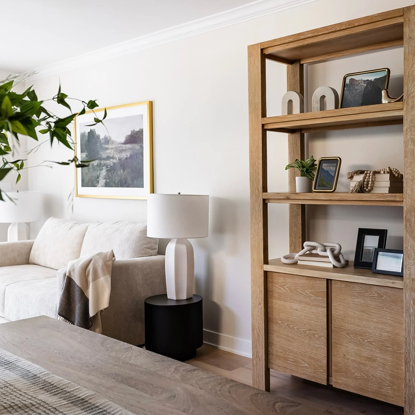 Moment of zen at the start of a festive week.

The perfect spot for both quiet moments and joyful gatherings. 

Project: &ldquo;Home Stretch&rdquo;
Photos by @juliannegreeninteriorsphoto 

#edchomestetch #diningroomdesign #designinspiration #neutralh