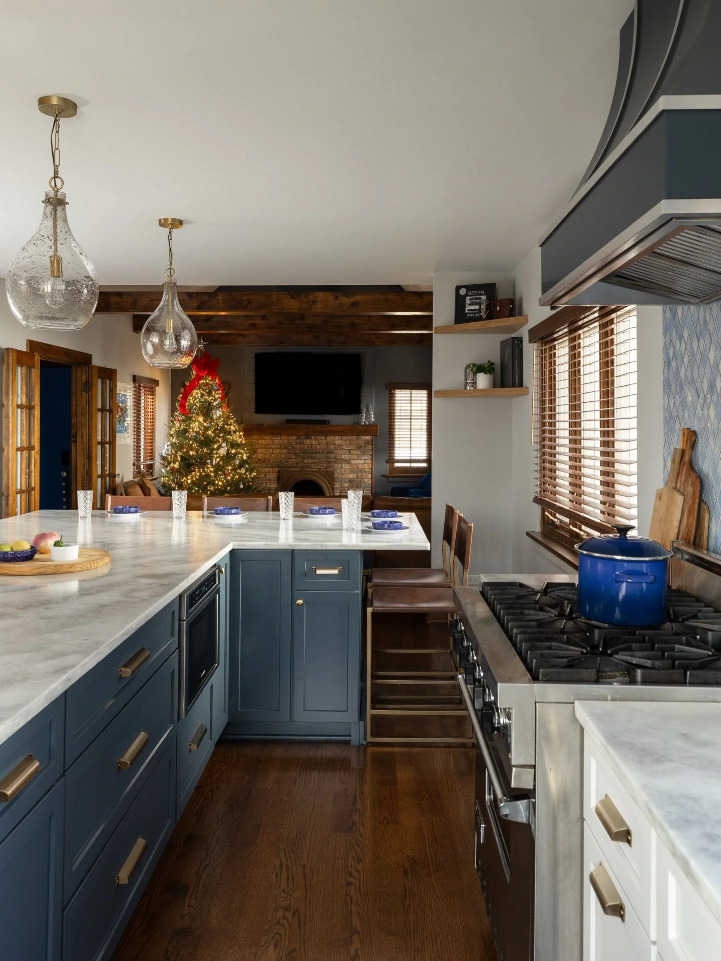 Blessings to you and yours! 🎄

Project: &ldquo;Chef&rsquo;s Playground&rdquo;
Photos by @yandbinteriorsphotography 

#edcchefsplayground #christmaskitchen #christmastree #fireplace #downersgrove